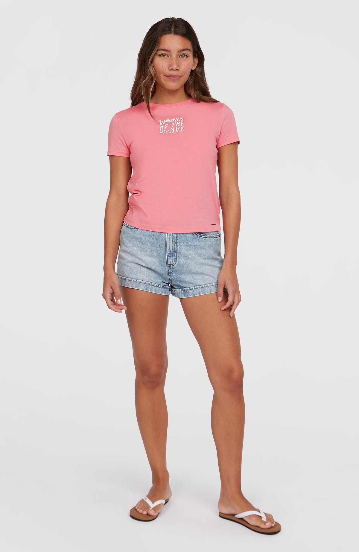 Women of the Wave T-Shirt für Damen, pink mit Schriftzug-Print in Weiß, Ganzkörperansicht am Model