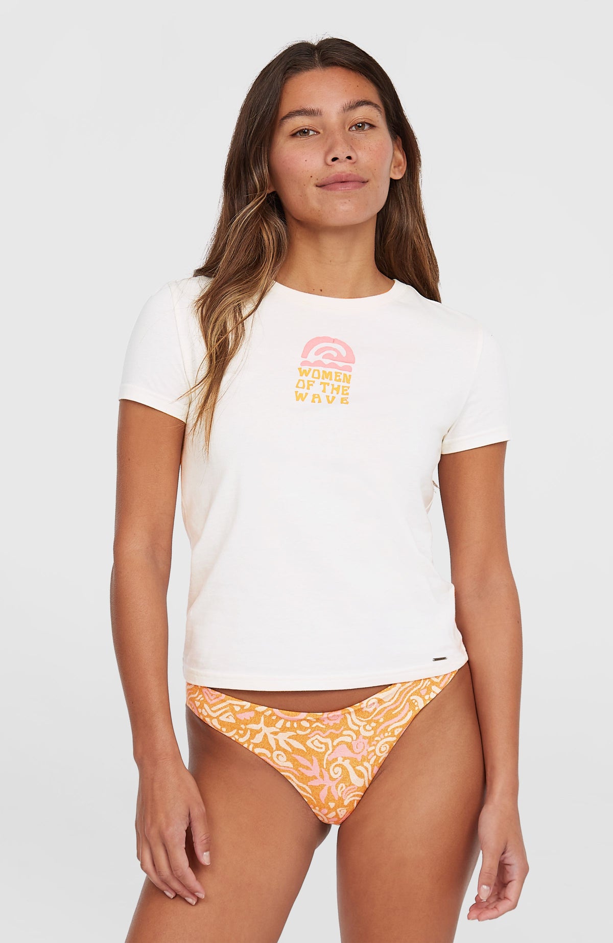 O'Neill Women of the Wave T-Shirt für Damen, beige mit Grafik-Print in Rosa und Gelb, Vorderansicht am Model