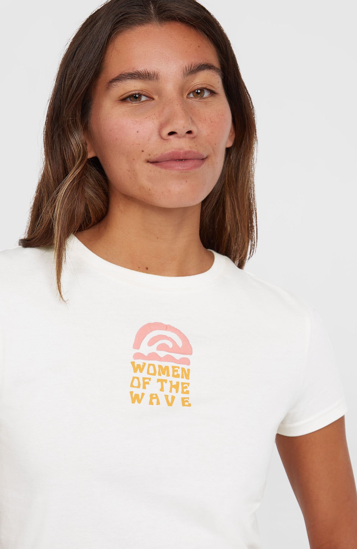 Women of the Wave T-Shirt, beige mit Grafik-Print in Rosa und Gelb, Nahaufnahme des Rundhalsausschnitts