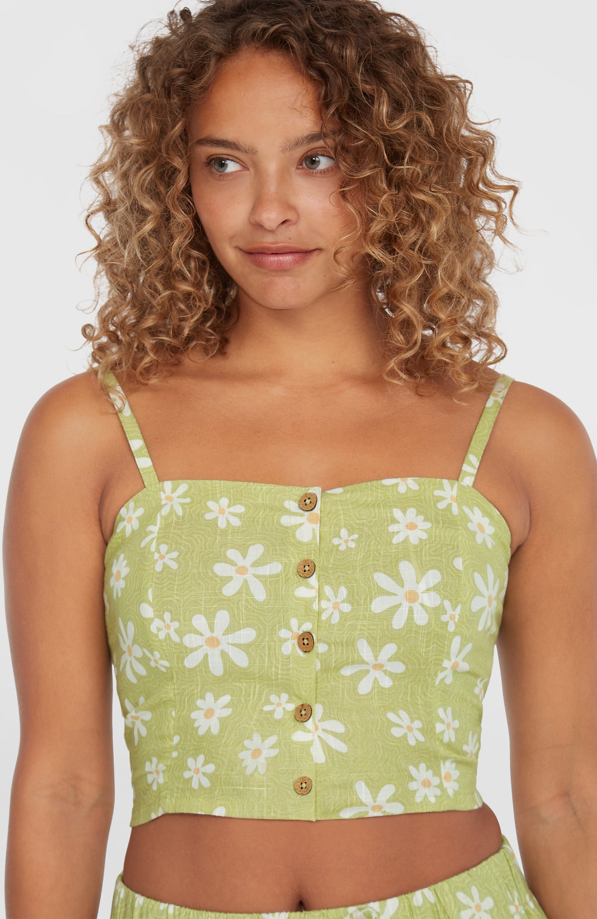 Beach Vintage Cropped Top, grün mit Blumenmuster in Weiß, Nahaufnahme am Model mit durchgehender Knopfleiste
