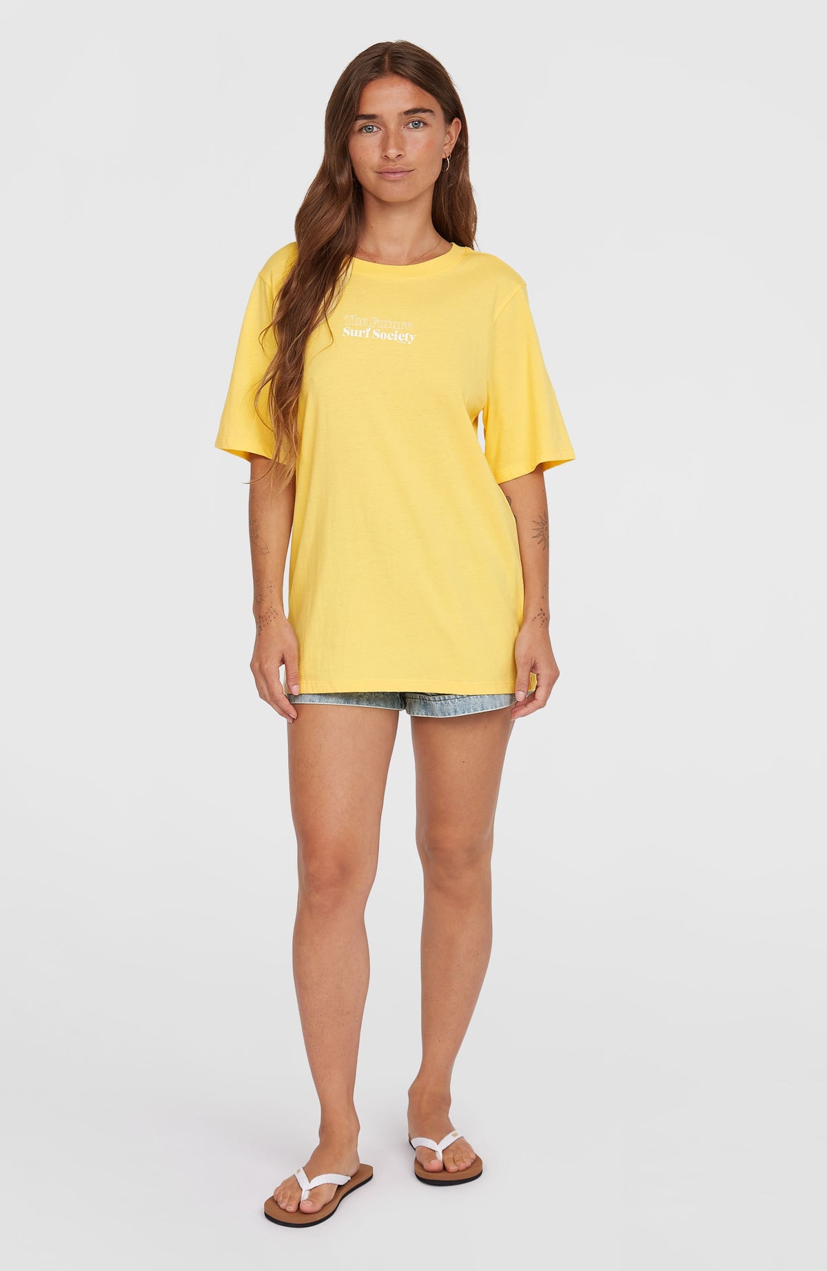 Gelbes Future Surf Society T-Shirt für Damen mit Schriftzug in Weiß, Ganzkörperansicht am Model