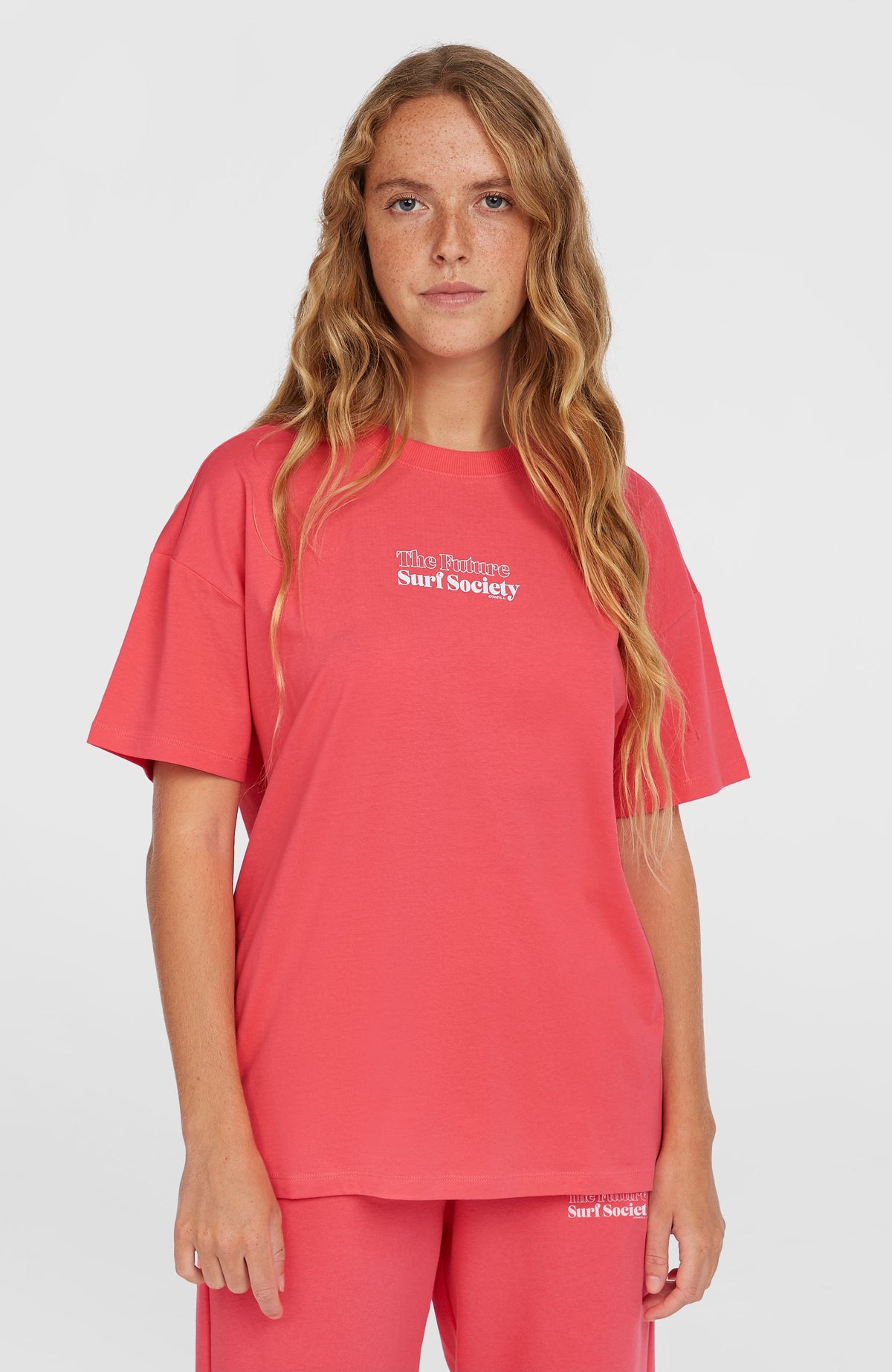 O'Neill Future Surf Society T-Shirt für Damen, pink mit Logo-Print in Weiß, Vorderansicht, getragen am Model