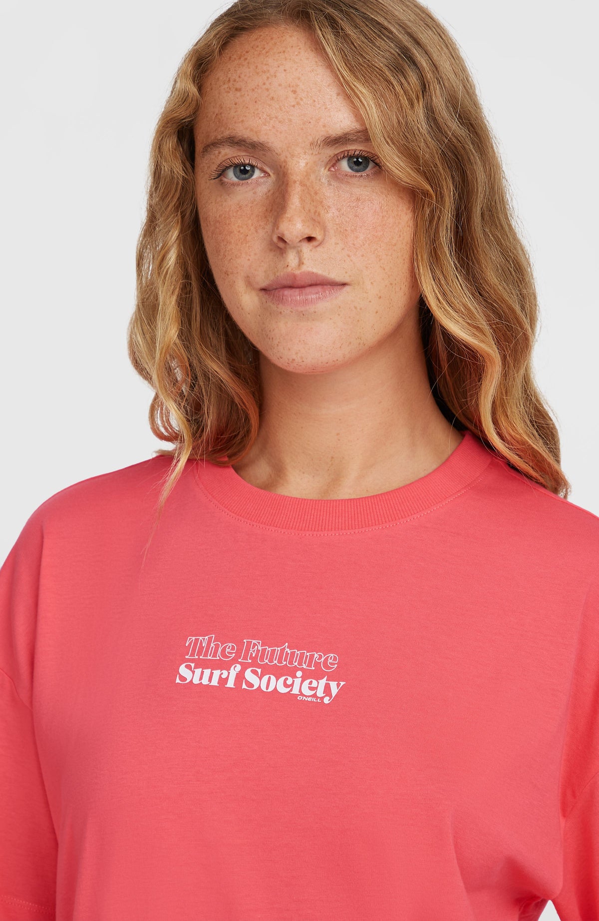 Future Surf Society T-Shirt für Damen, pink mit Logo-Print in Weiß, Nahaufnahme von Rundhalsausschnitt und Print