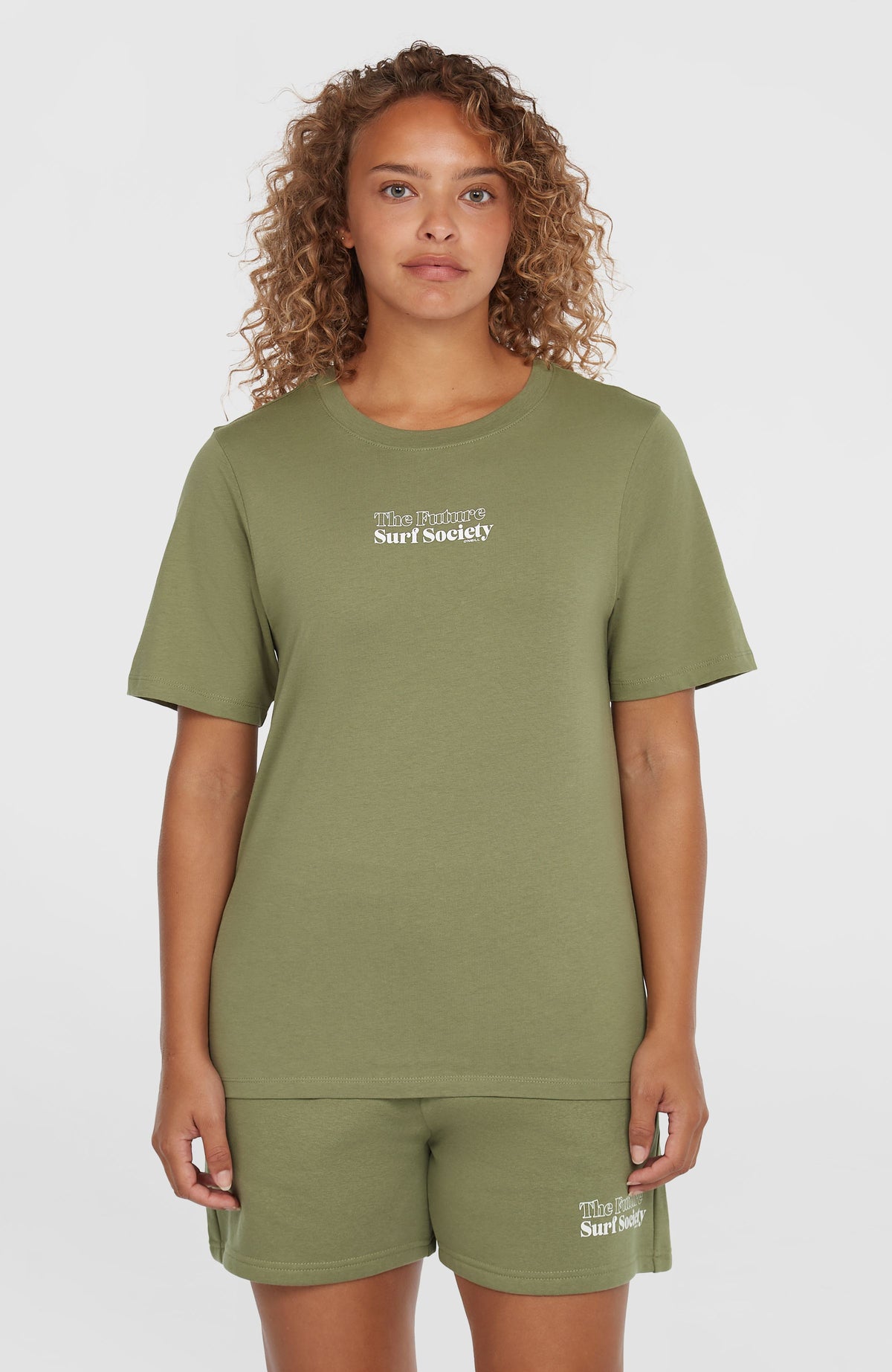 O'Neill Future Surf Society T-Shirt für Damen, grün mit Logo-Print in Weiß auf der Brust, Vorderansicht am Model