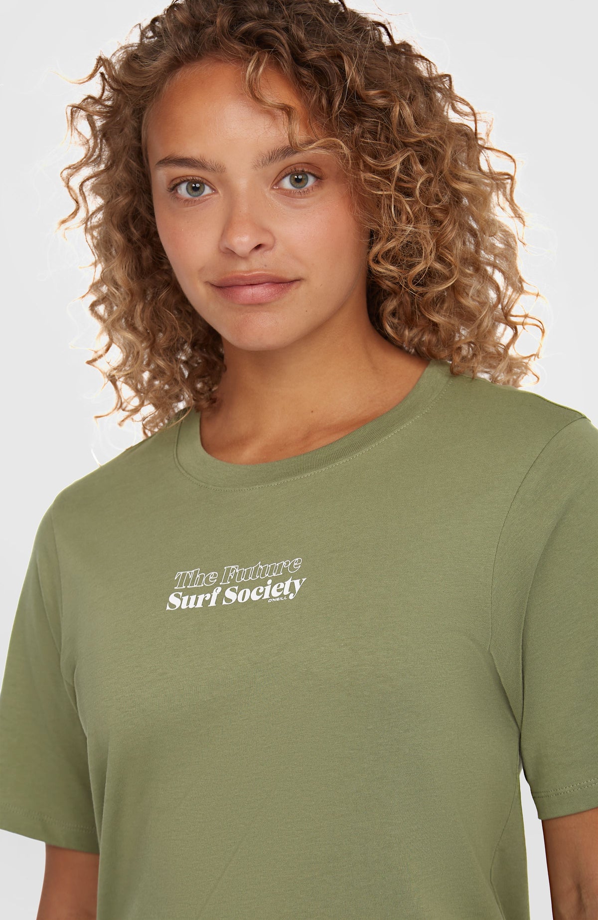 Future Surf Society T-Shirt für Damen, grün mit Logo-Print in Weiß, Nahaufnahme des Rundhalsausschnitts am Model