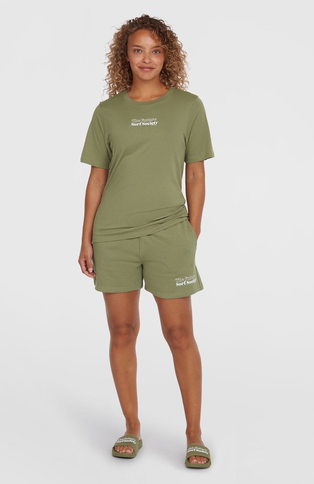 Future Surf Society T-Shirt für Damen, grün mit Logo-Print in Weiß, frontale Ganzkörperansicht getragen am Model