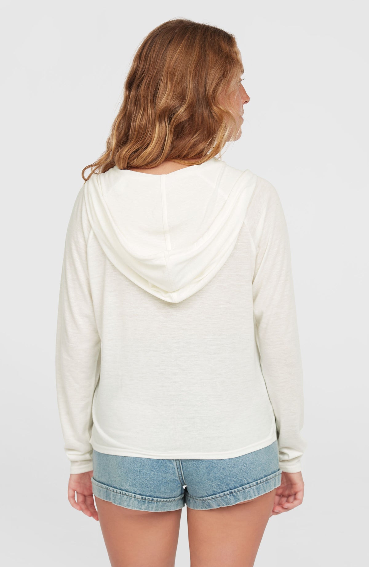 Essentials Langarm-Hoodie für Damen, weiß, Rückansicht am Model mit Kapuze