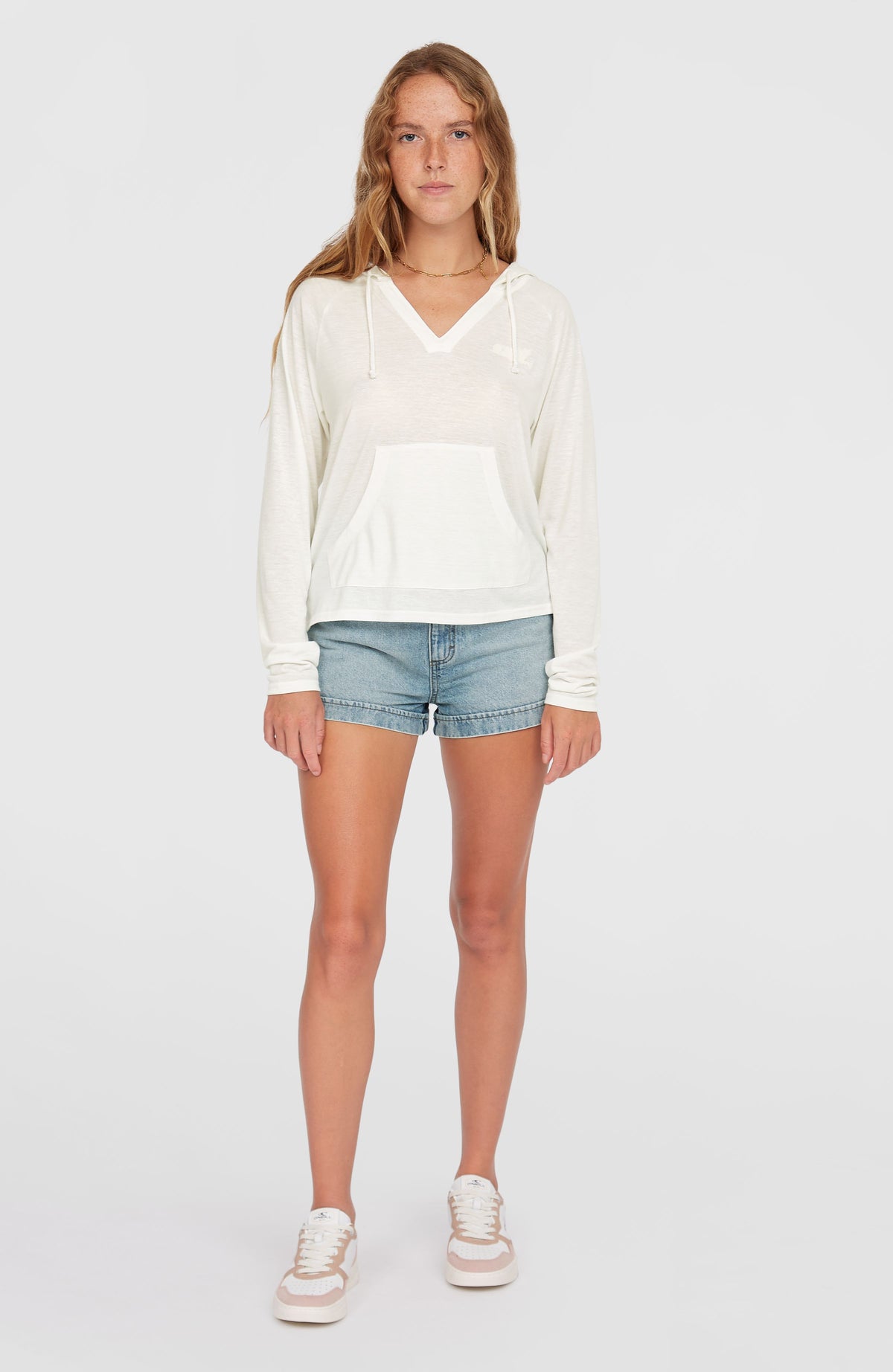 Essentials Langarm-Hoodie für Damen, weiß, Ganzkörperansicht von vorne am Model