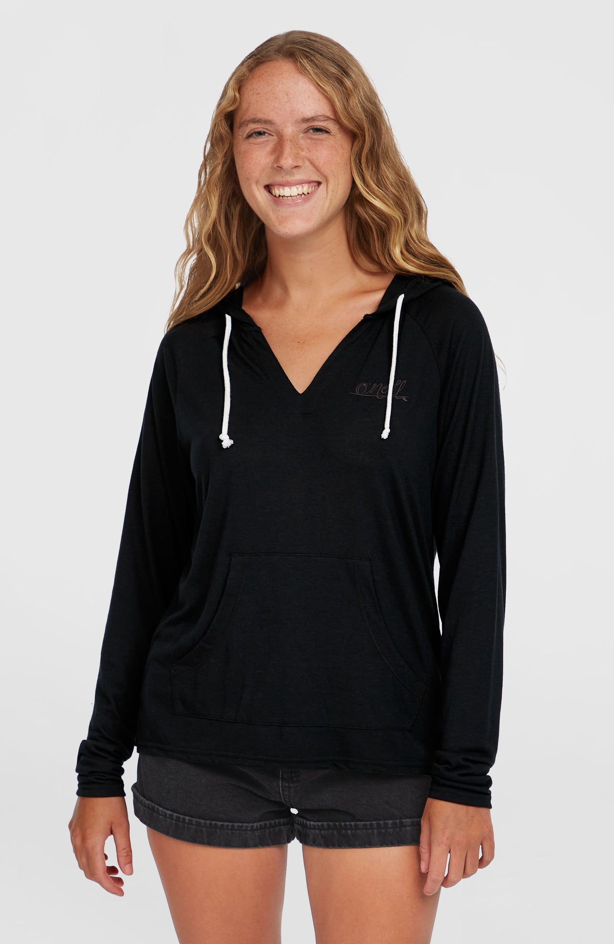 O'Neill Essentials Langarm-Hoodie für Damen, schwarz, Vorderansicht am Model mit Kängurutasche und Kordelzug