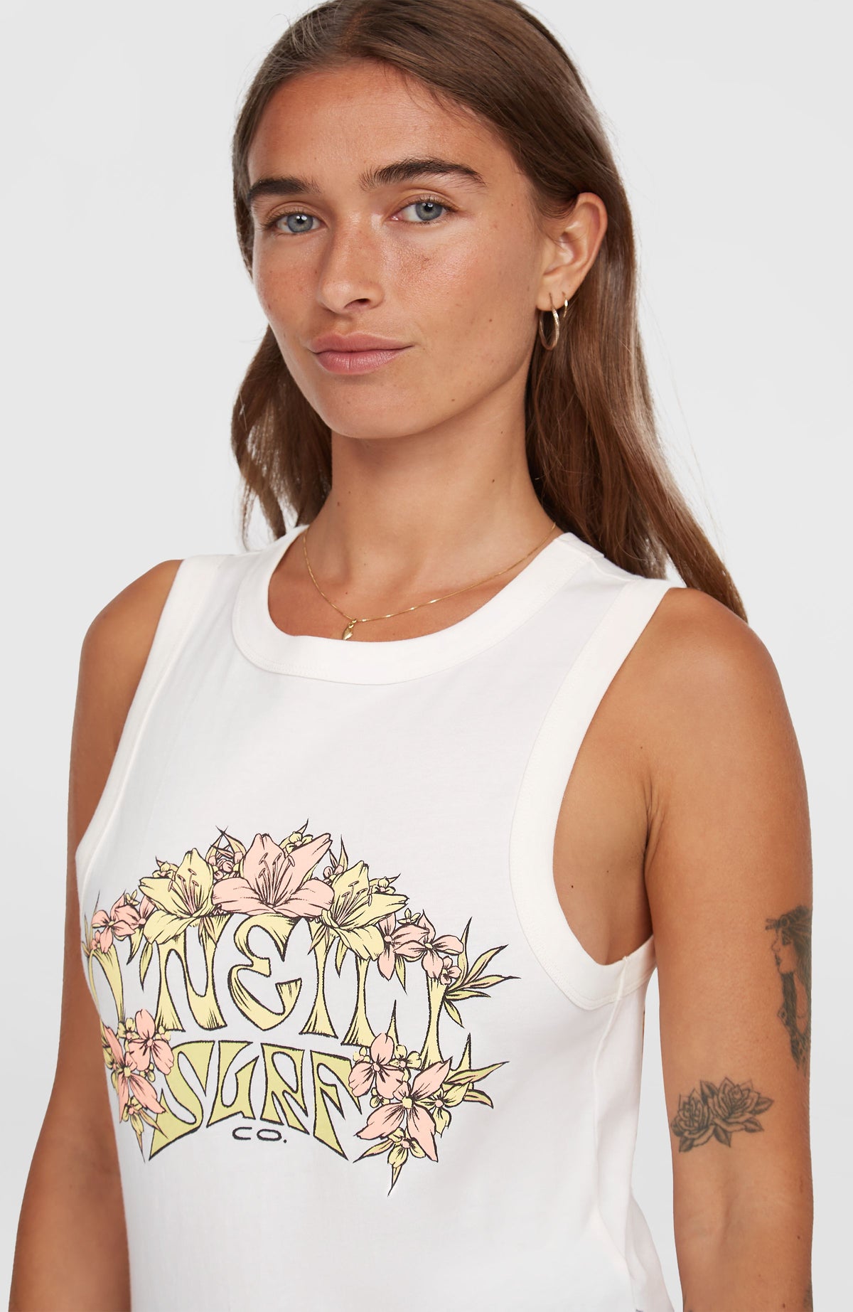Summer Must Haves Graphic Tanktop, weiß mit Logo-Print in Gelb und Rosa, Nahaufnahme des Ausschnitts am Model