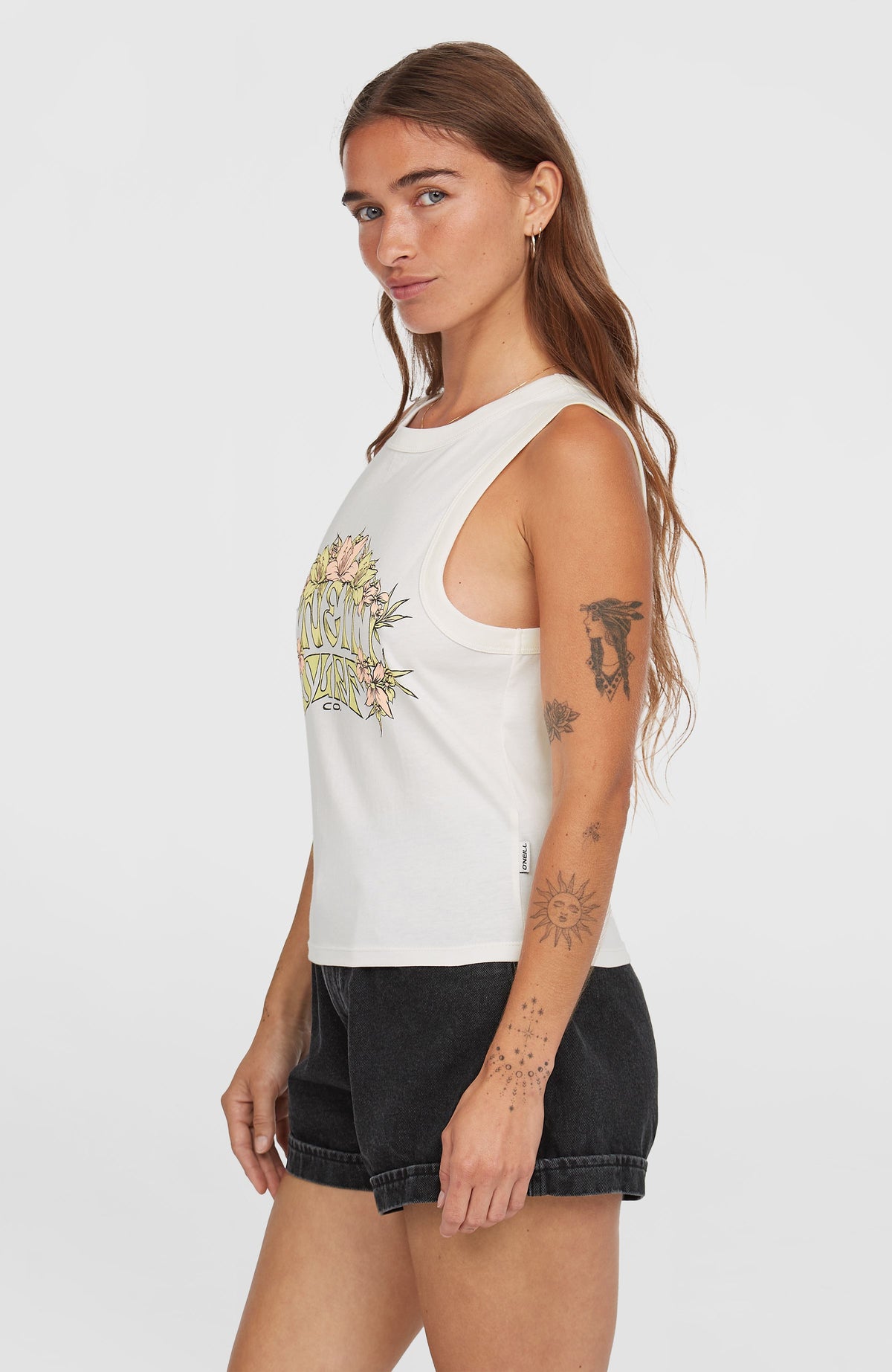 Summer Must Haves Graphic Tanktop für Damen, weiß mit Logo-Print in Gelb und Rosa, Seitenansicht am Model