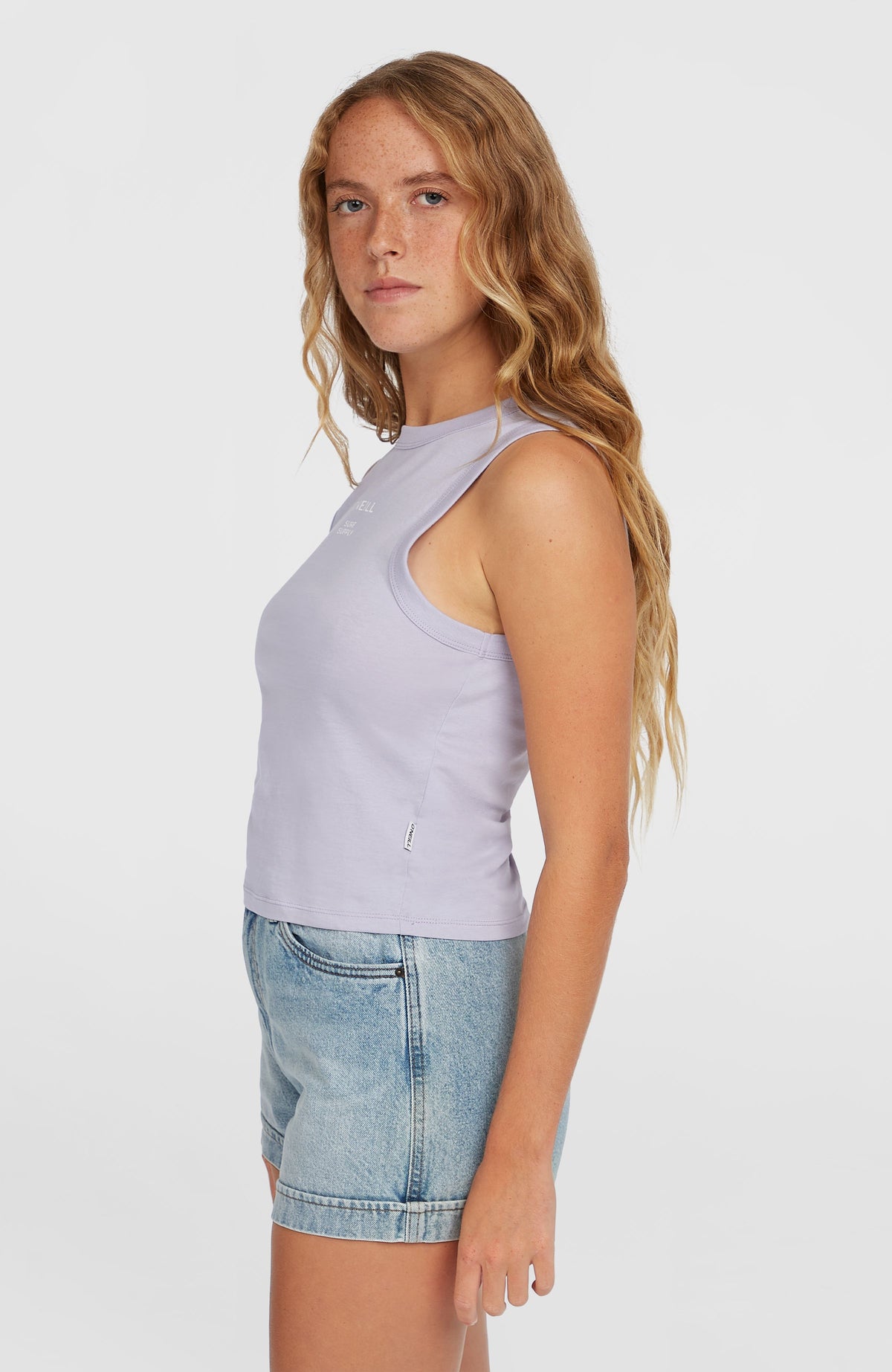 Summer Must Haves Graphic Tanktop für Damen, lila, Seitenansicht am Model mit kleinem Label am Saum