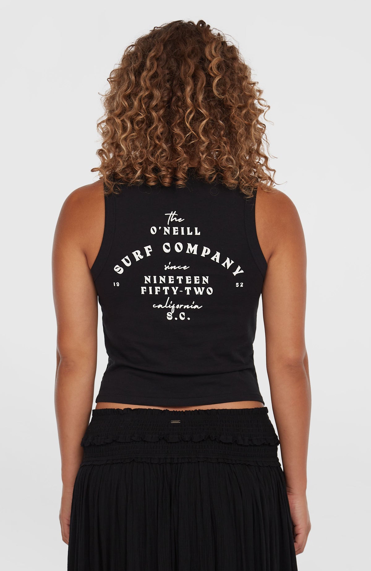 Summer Must Haves Graphic Tanktop für Damen, schwarz mit Logo-Print in Weiß, getragen am Model von hinten