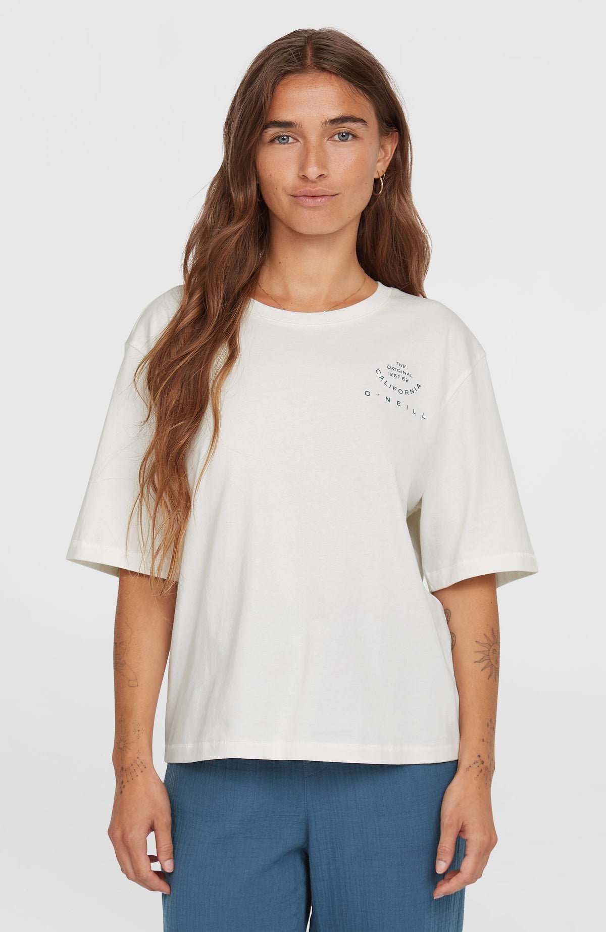 O'Neill Summer Must Haves Back Print T-Shirt für Damen, weiß mit Grafik-Print in Blau, getragen am Model von vorne