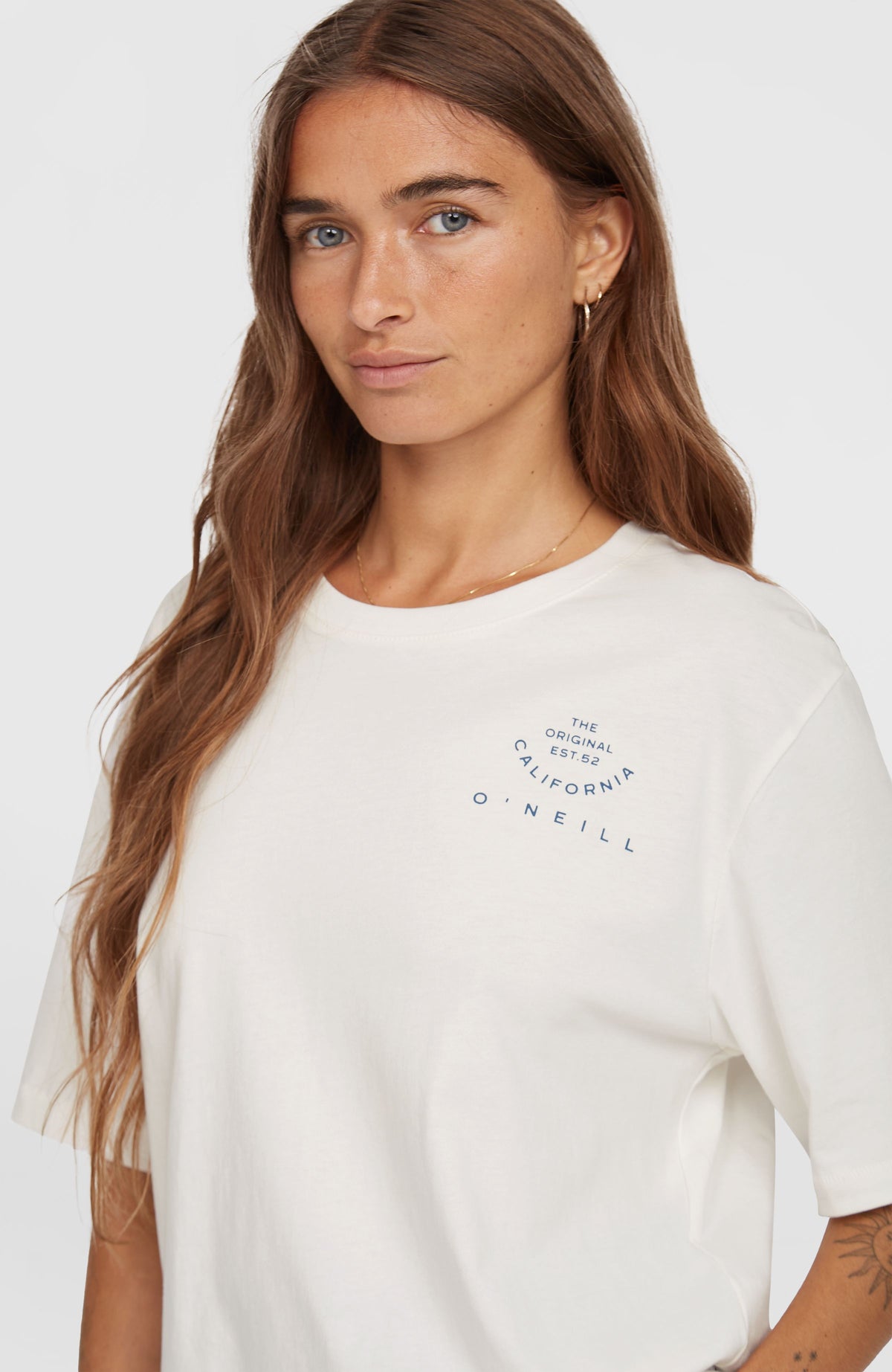 Summer Must Haves Back Print T-Shirt, weiß mit Grafik-Print in Blau, Nahaufnahme des Logo-Prints auf der Vorderseite