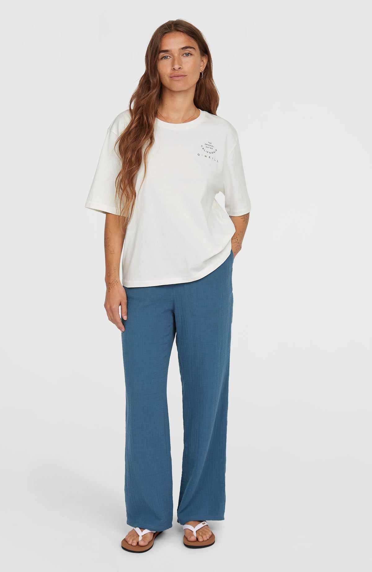 Summer Must Haves Back Print T-Shirt für Damen, weiß mit Grafik-Print in Blau, am Model in Ganzkörperansicht