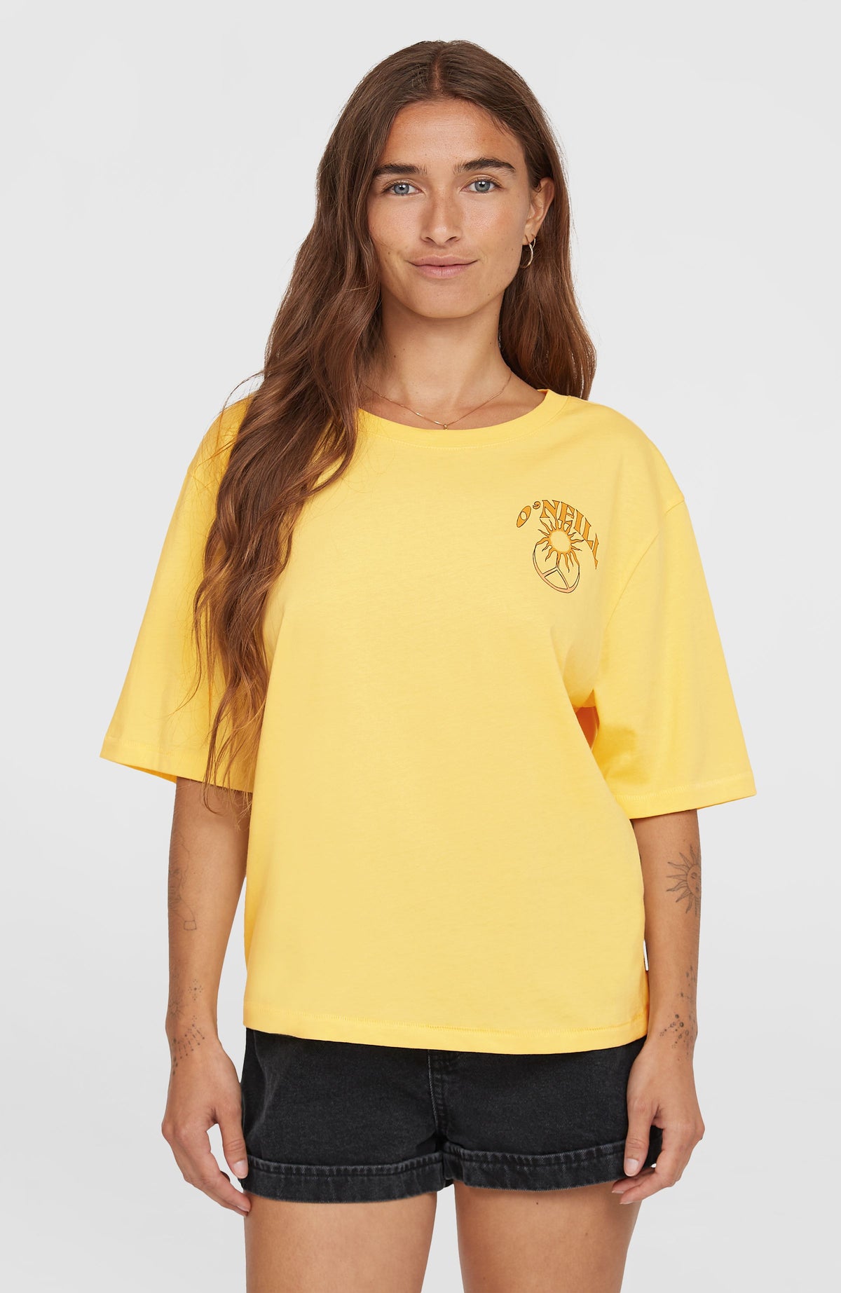 O'Neill Summer Must Haves Back Print T-Shirt für Damen, gelb mit Grafik-Print in Orange, am Model