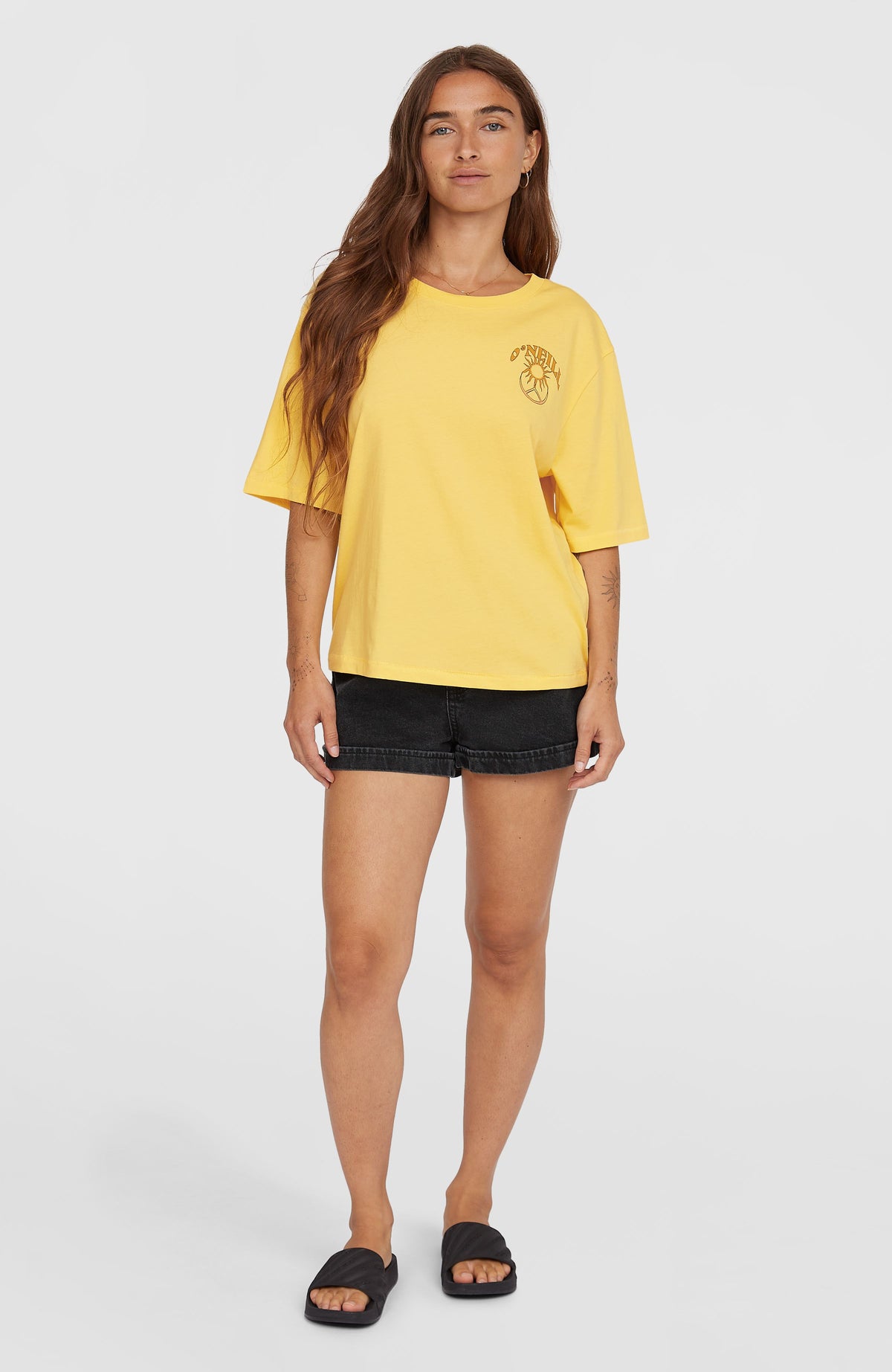 Summer Must Haves Back Print T-Shirt für Damen, gelb mit Grafik-Print in Orange, Ganzkörperansicht am Model
