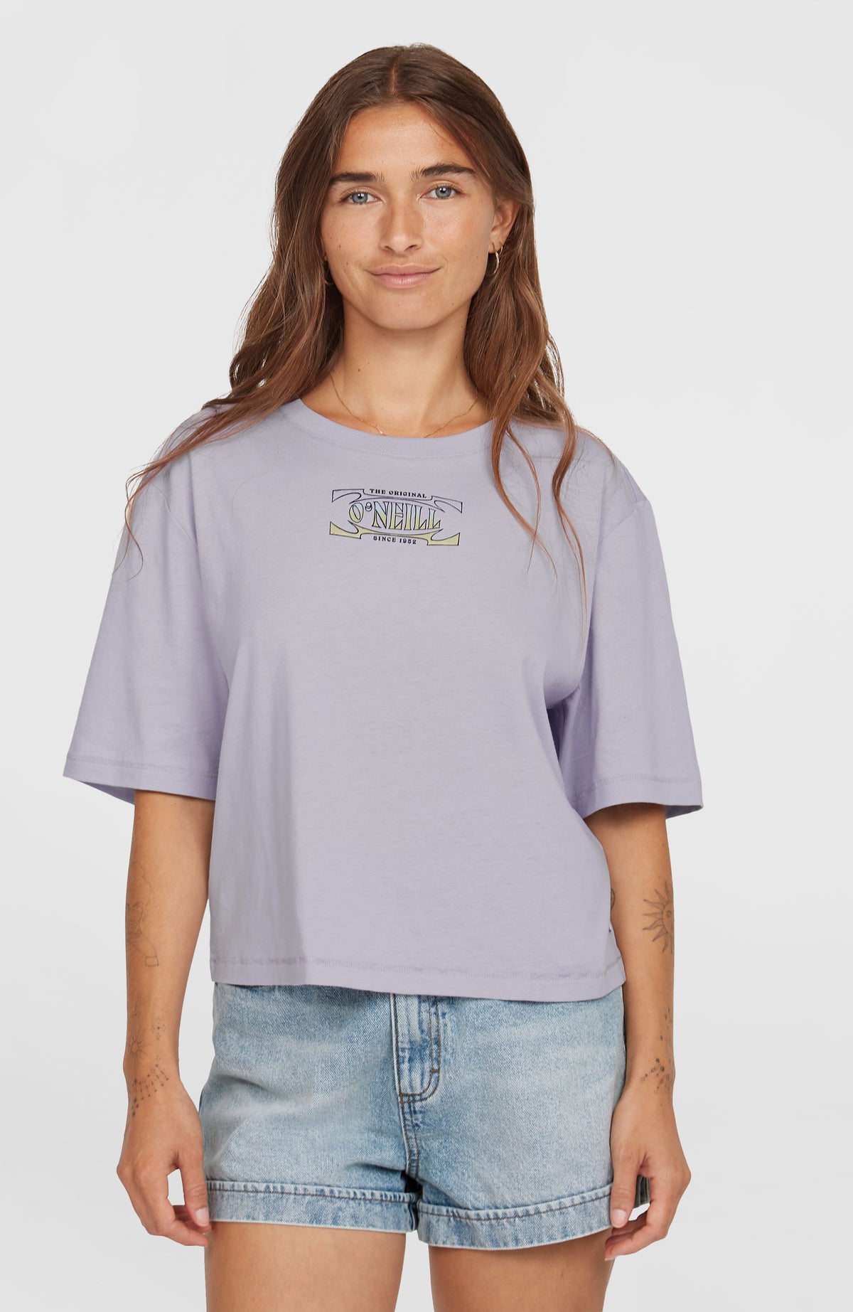 O'Neill Summer Must Haves Back Print T-Shirt für Damen, lila mit Grafik-Print in Schwarz und Gelb, Vorderansicht am Model