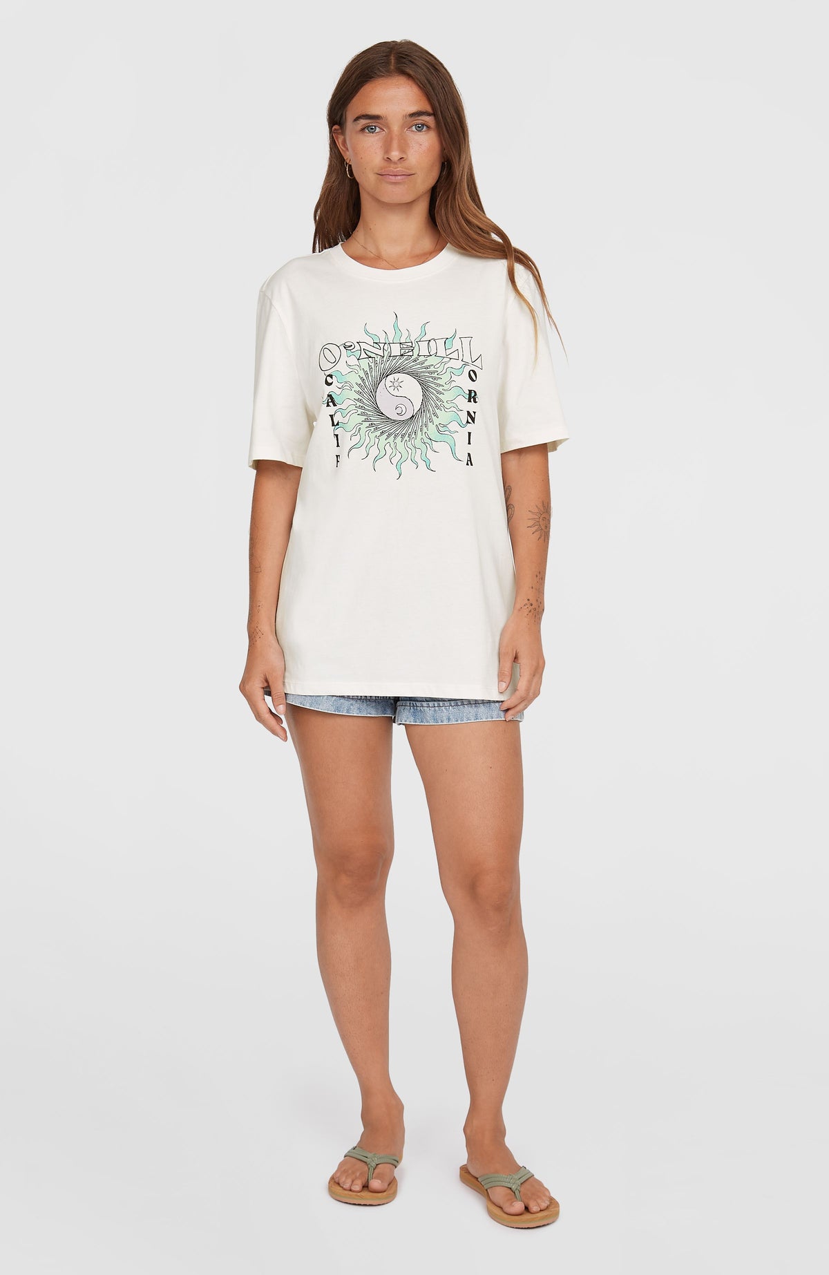Summer Must Haves Graphic T-Shirt für Damen, weiß mit Grafik-Print in Grün und Schwarz, Ganzkörperansicht am Model