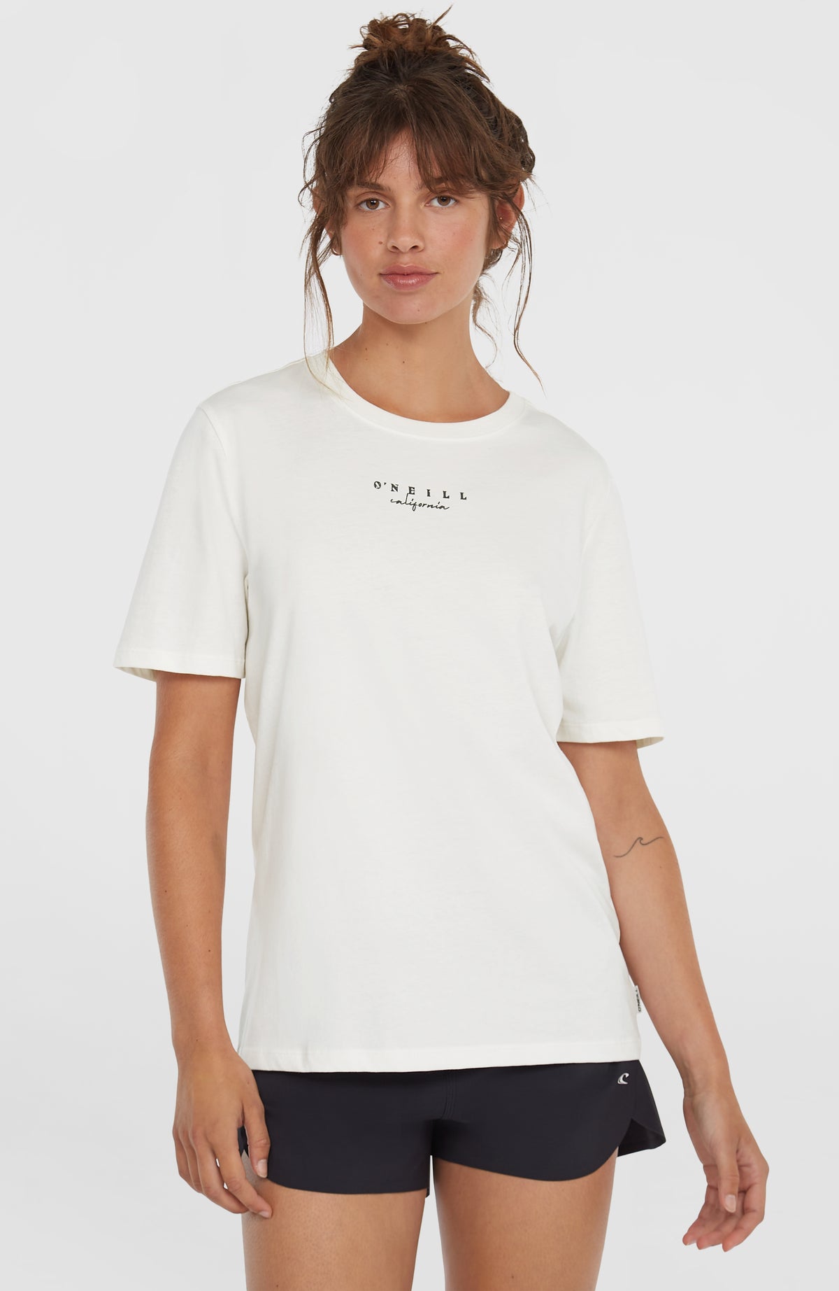O'Neill Summer Must Haves Graphic T-Shirt für Damen, weiß mit Logo-Print in Schwarz, getragen am Model von vorne