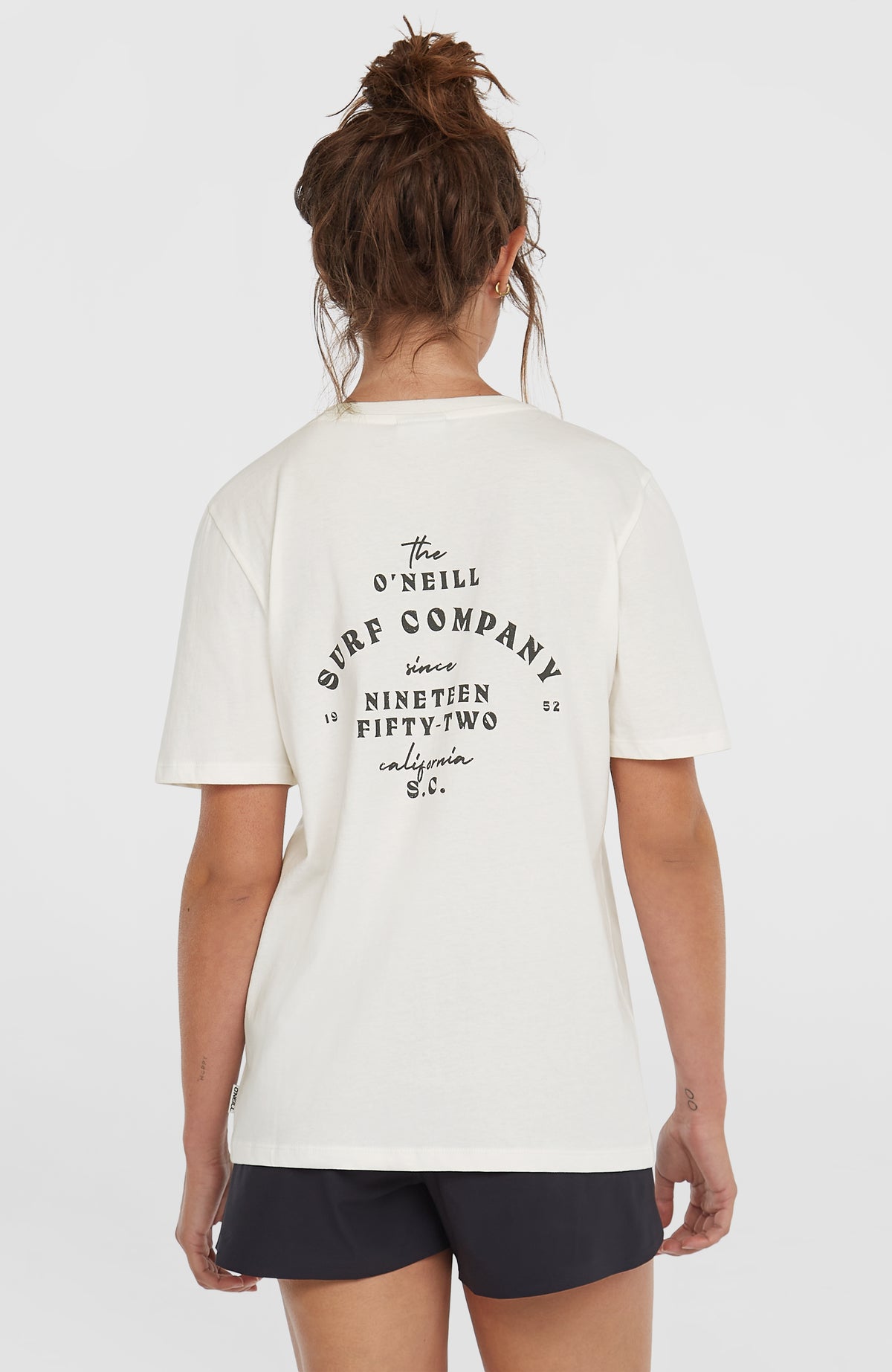 Summer Must Haves Graphic T-Shirt für Damen, weiß mit Logo-Print in Schwarz, getragen am Model von hinten