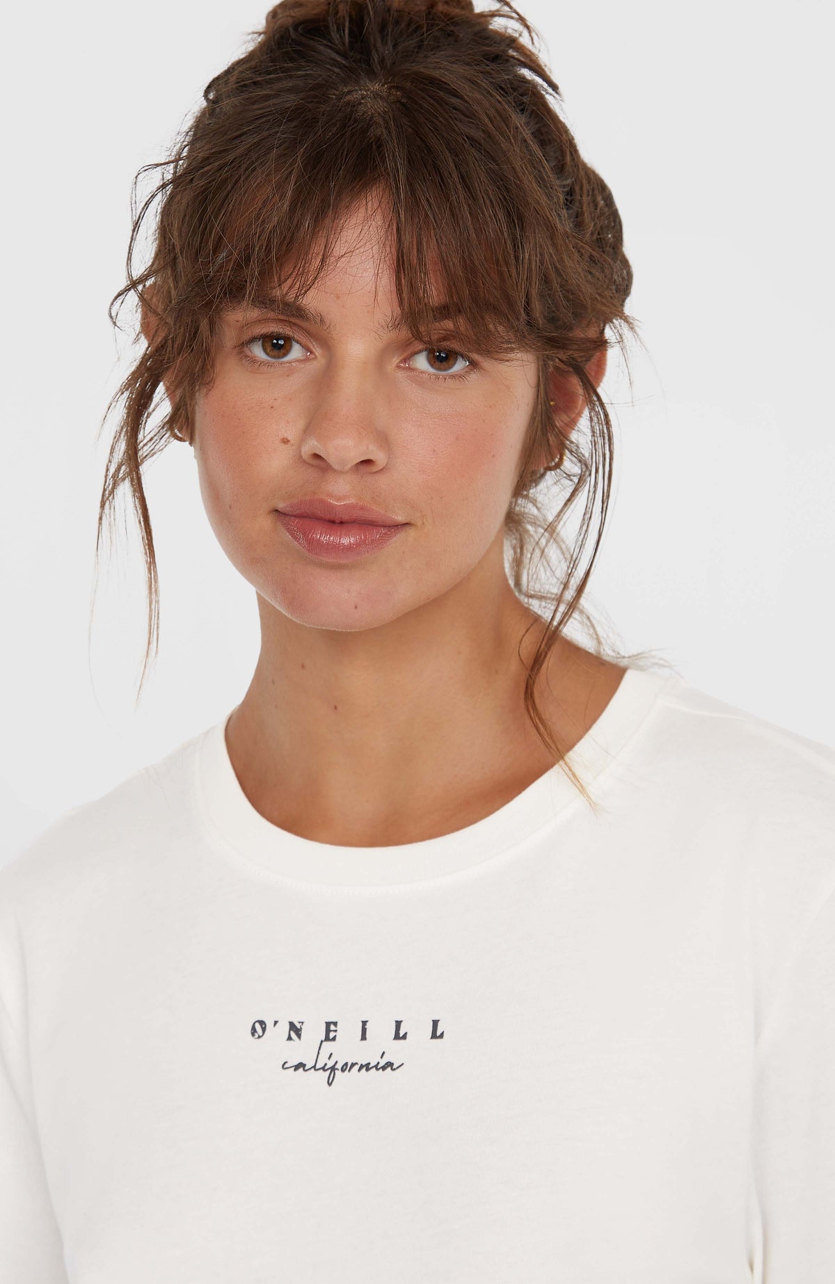Summer Must Haves Graphic T-Shirt, weiß mit Logo-Print in Schwarz, Nahaufnahme von Rundhalsausschnitt und Brustprint