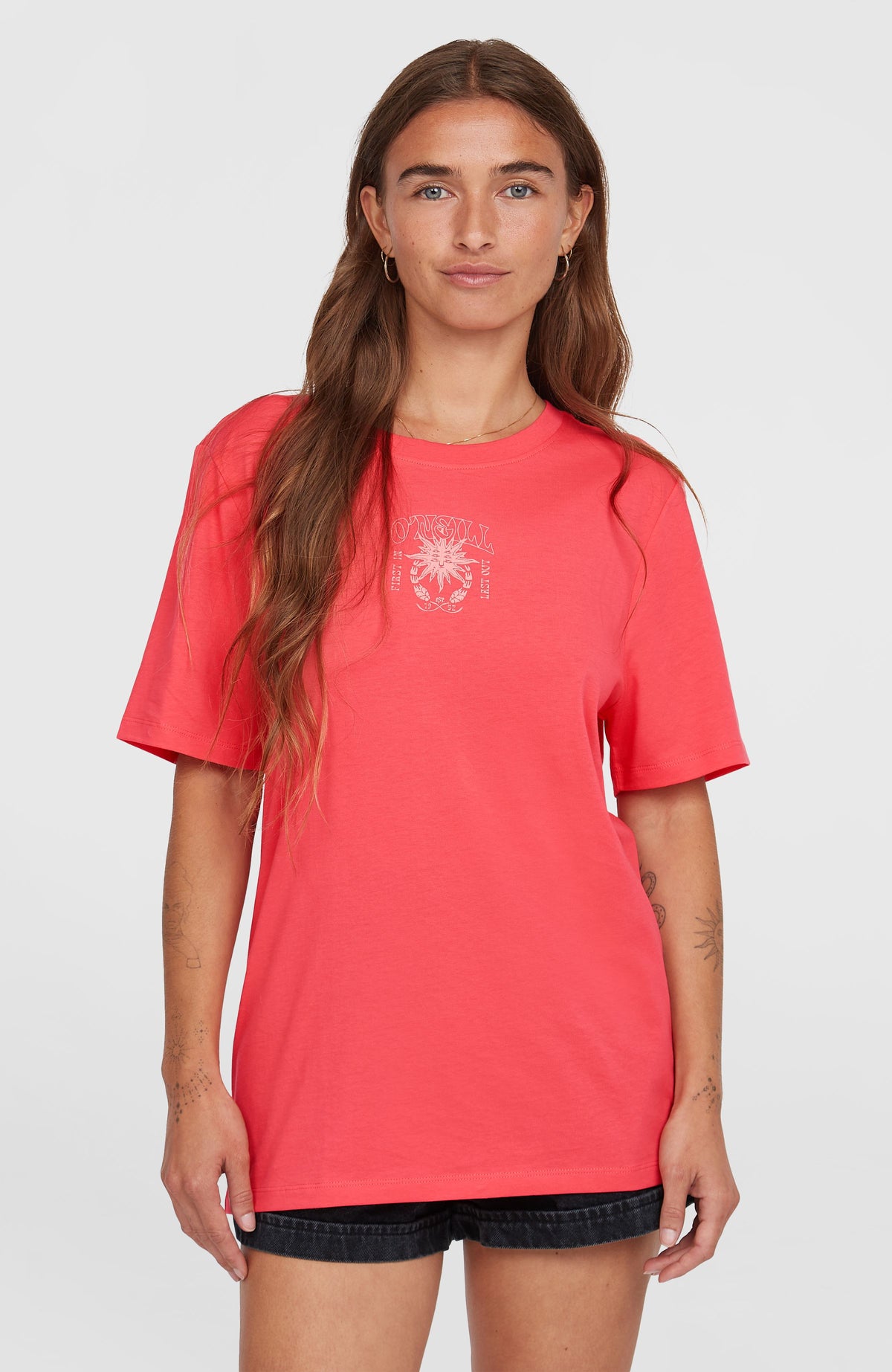 O'Neill Summer Must Haves Graphic T-Shirt für Damen, pink mit Grafik-Print in Rosa, Vorderansicht am Model