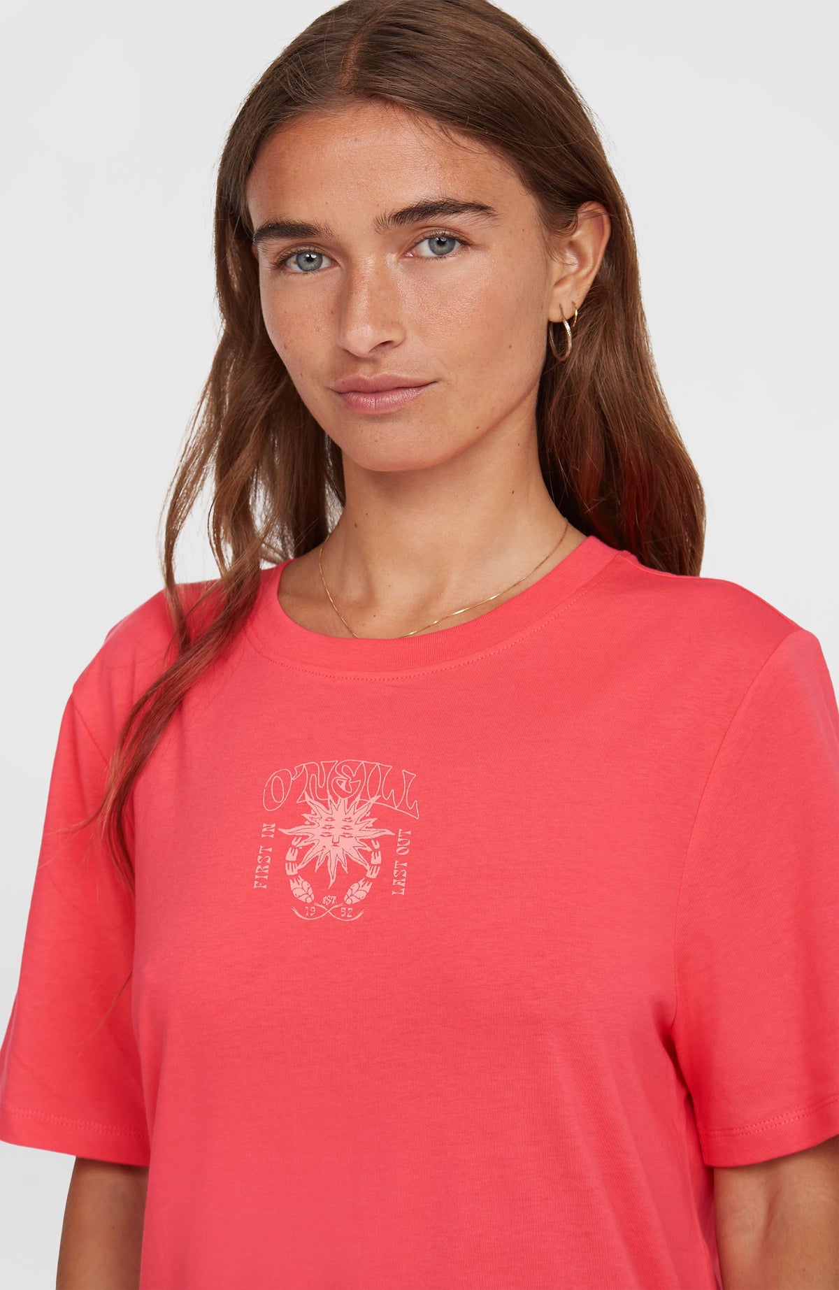 Nahaufnahme des Summer Must Haves Graphic T-Shirt für Damen, pink mit Grafik-Print in Rosa am Halsausschnitt