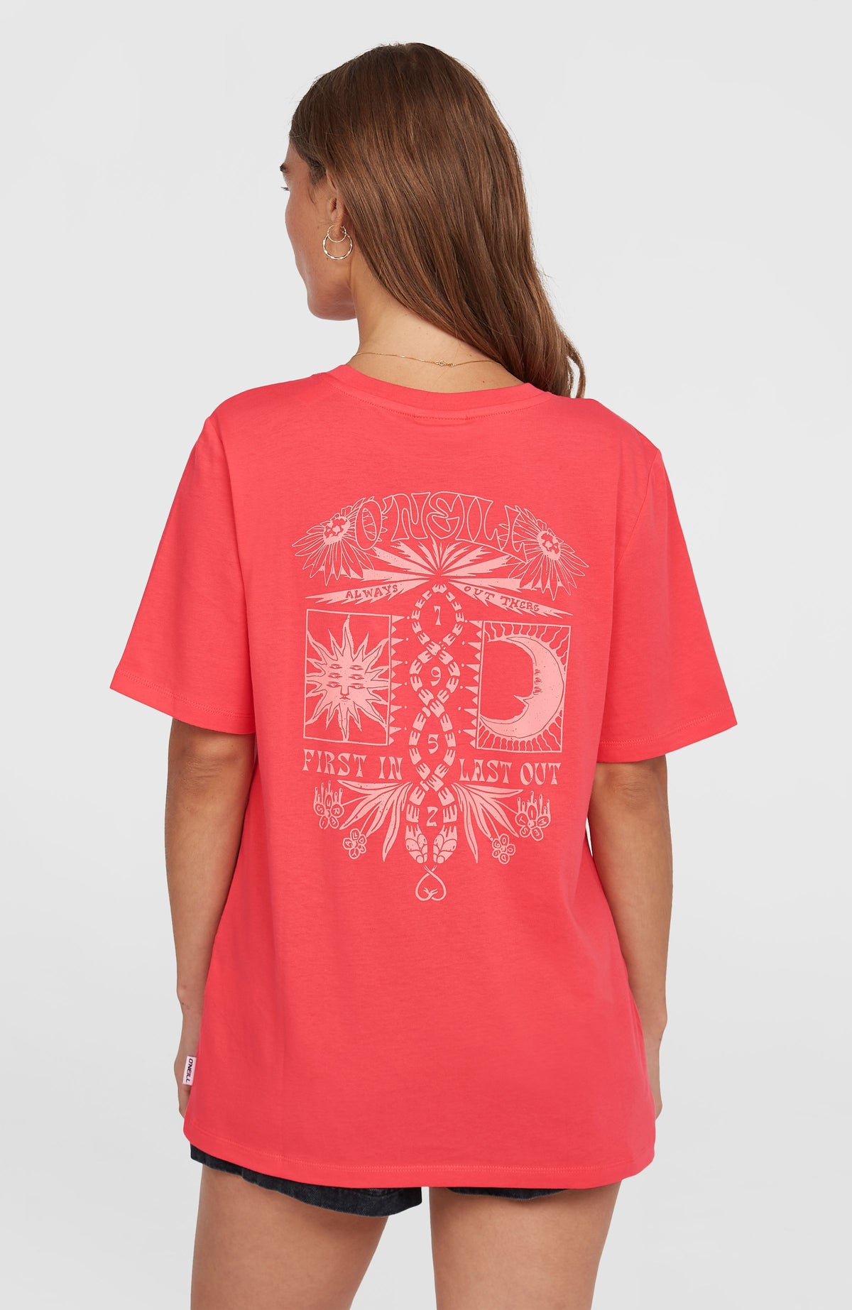 Summer Must Haves Graphic T-Shirt für Damen, pink, Rückansicht am Model mit großem Grafik-Print in Rosa