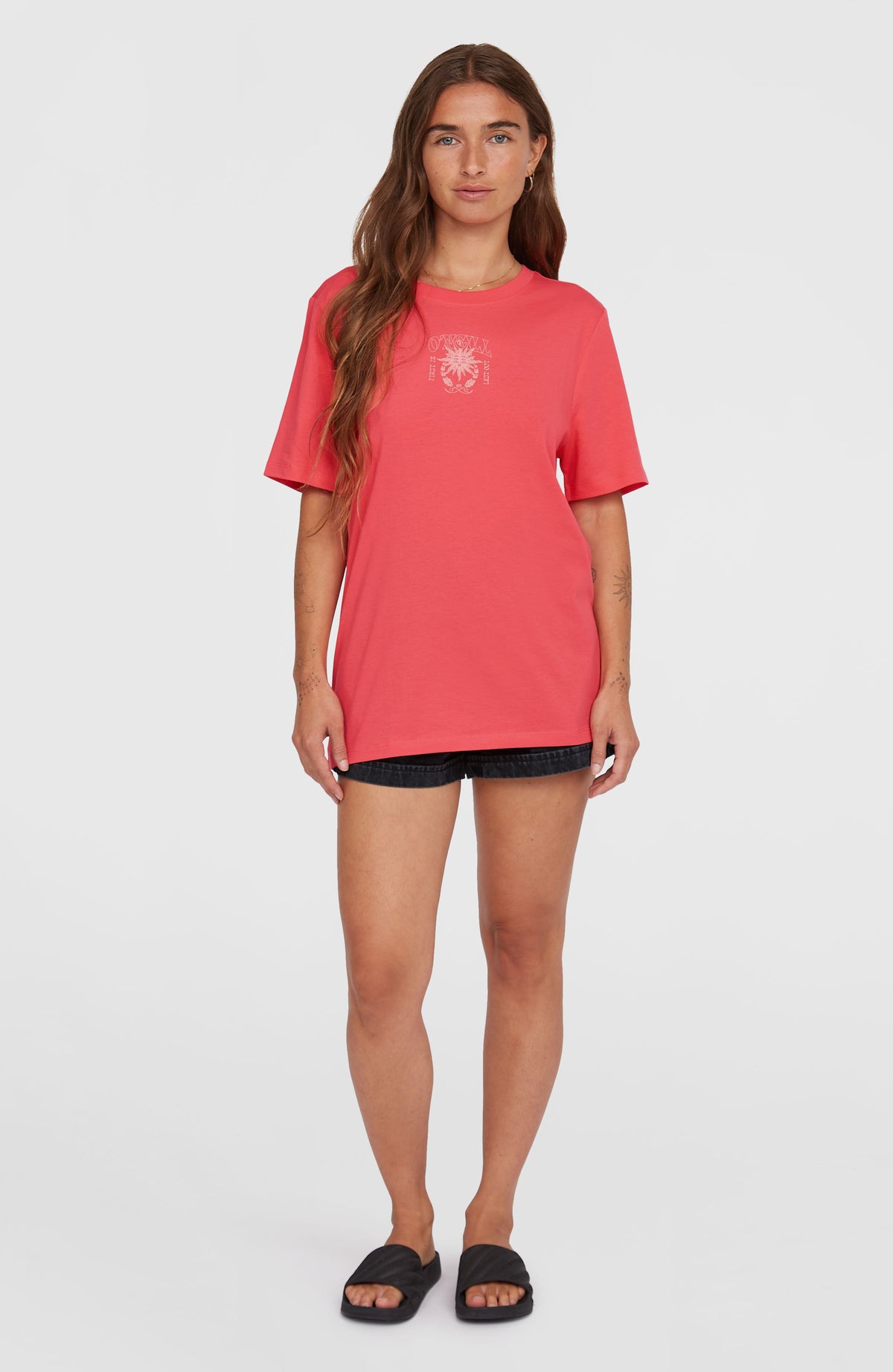 Summer Must Haves Graphic T-Shirt für Damen, pink mit Grafik-Print in Rosa, Ganzkörperansicht am Model