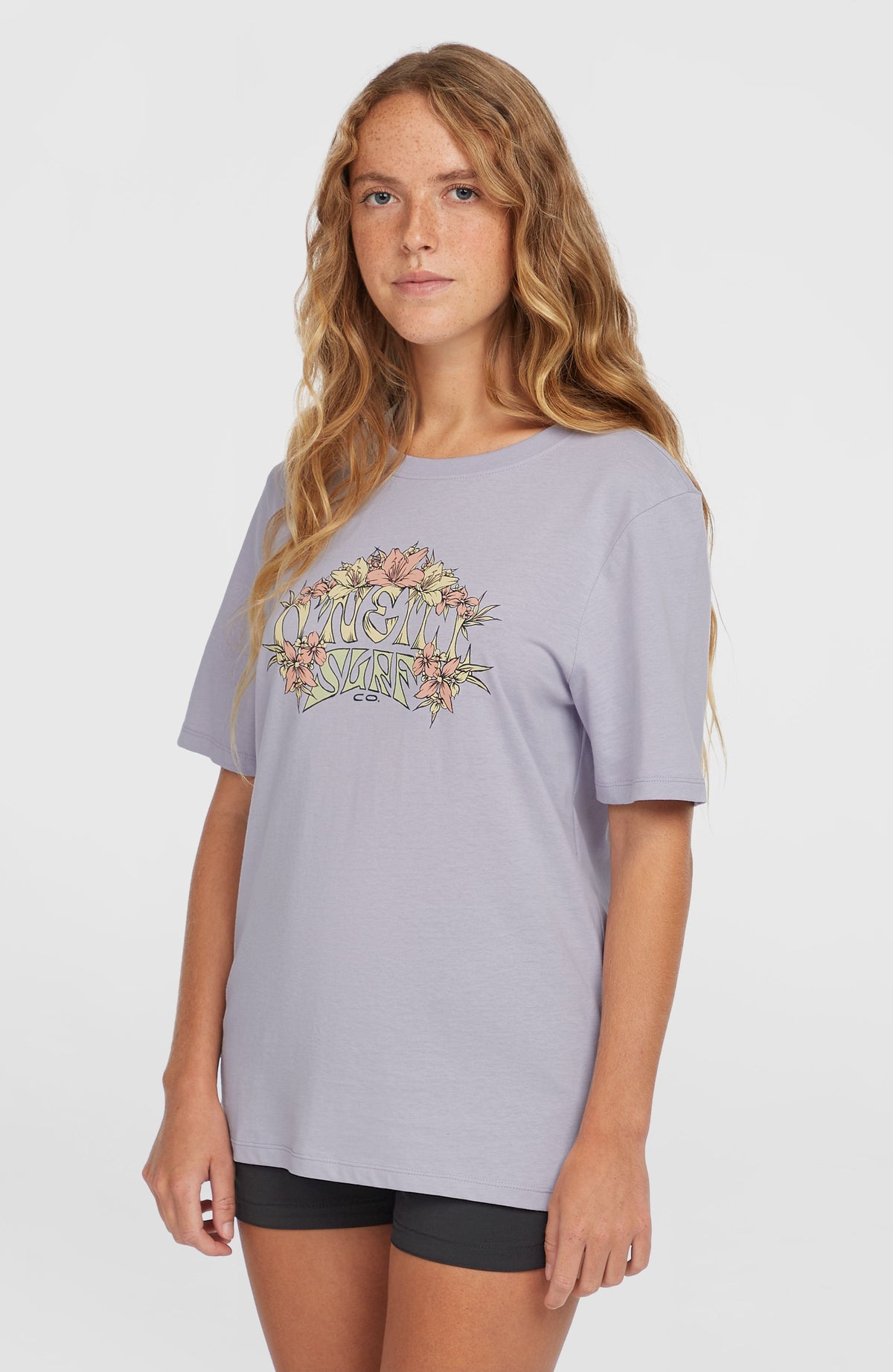 O'Neill Summer Must Haves Graphic T-Shirt für Damen, lila mit Grafikprint in Gelb und Rosa, Vorderansicht am Model