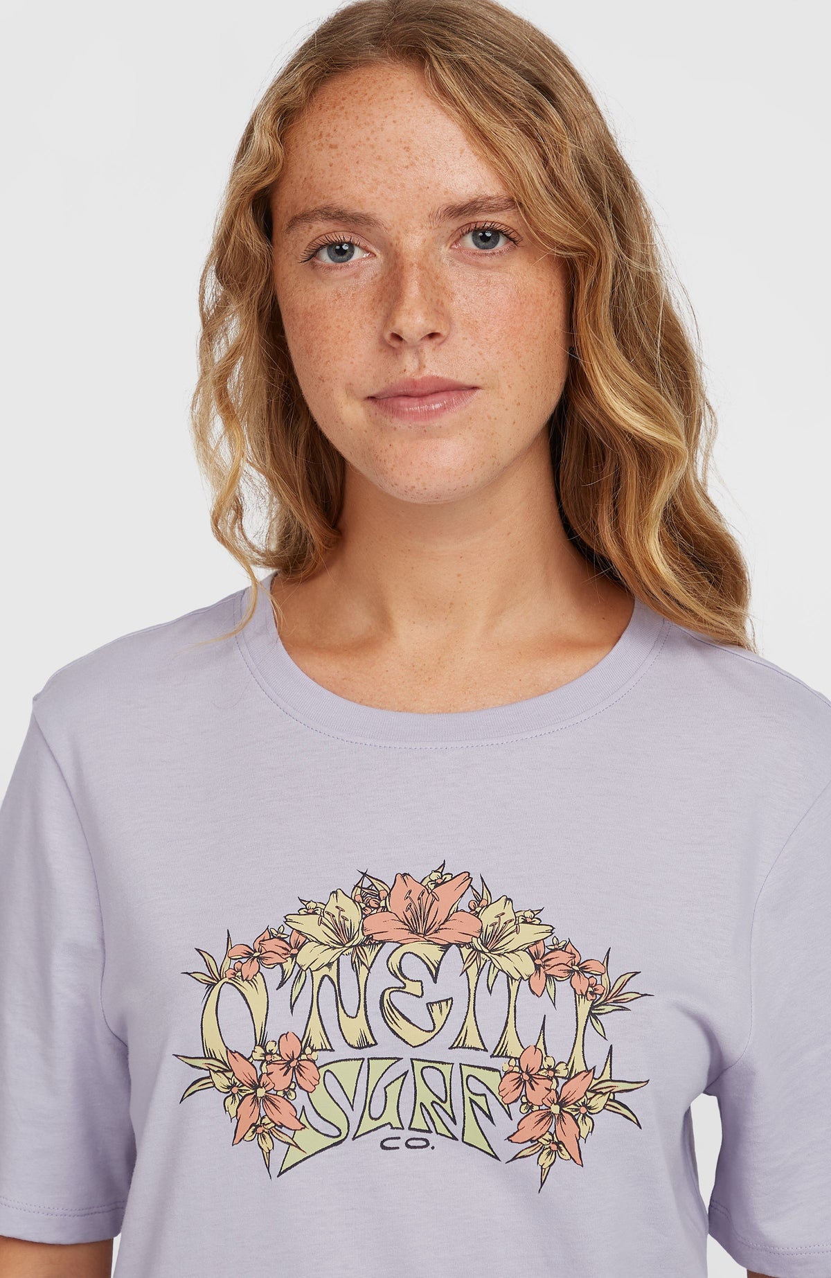 Summer Must Haves Graphic T-Shirt, lila mit Grafikprint in Gelb und Rosa, Nahaufnahme des Rundhalsausschnitts