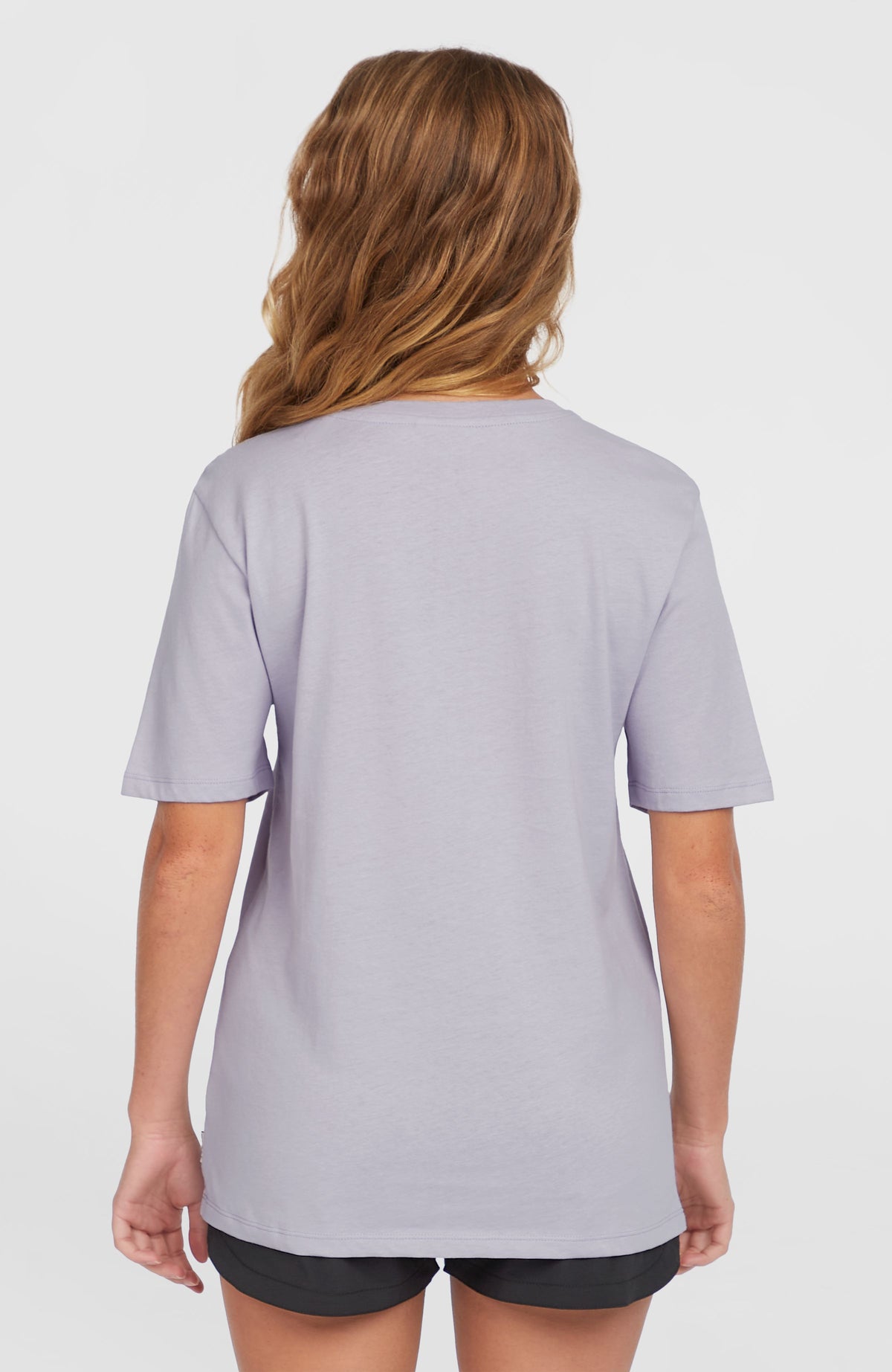 Summer Must Haves Graphic T-Shirt für Damen, lila, Rückansicht am Model mit Rundhalsausschnitt