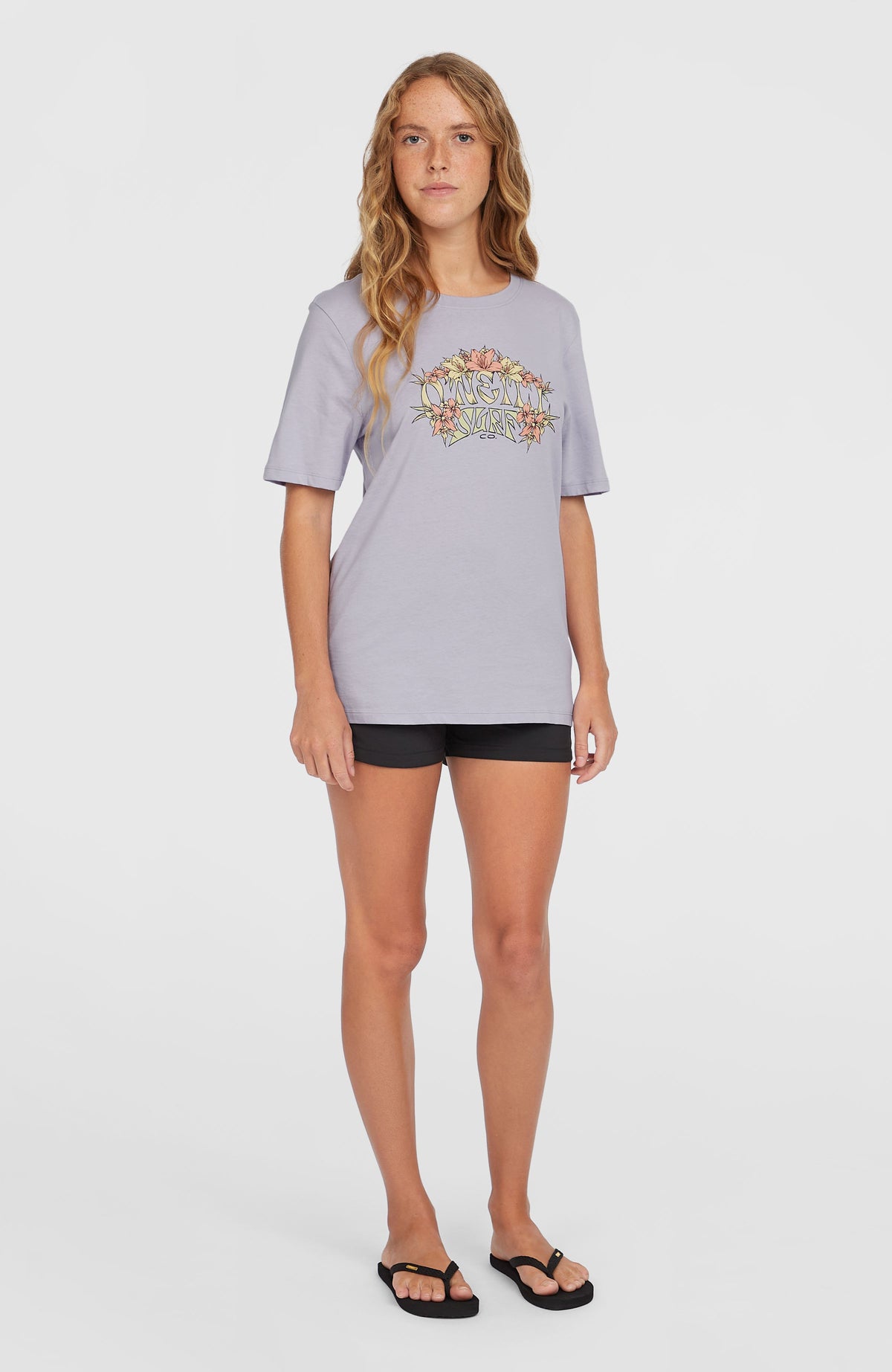 Summer Must Haves Graphic T-Shirt für Damen, lila mit Grafikprint in Gelb und Rosa, Ganzkörperansicht am Model