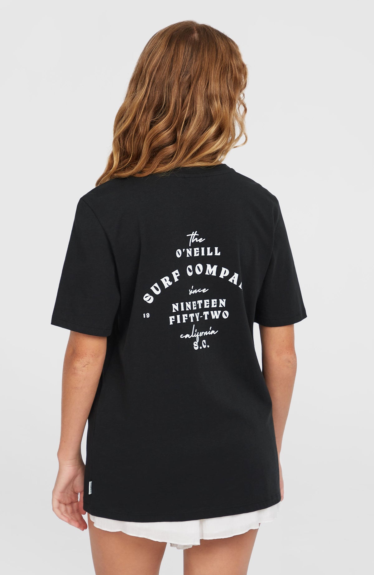 Summer Must Haves Graphic T-Shirt für Damen, schwarz, getragen am Model, Rückansicht mit großem Rückenprint
