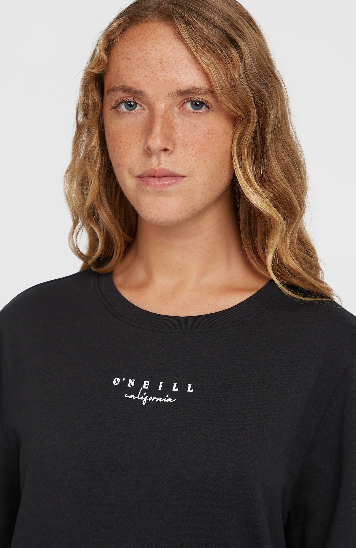 Nahaufnahme von Rundhalsausschnitt und Logo-Print des schwarzen Summer Must Haves Graphic T-Shirt am Model