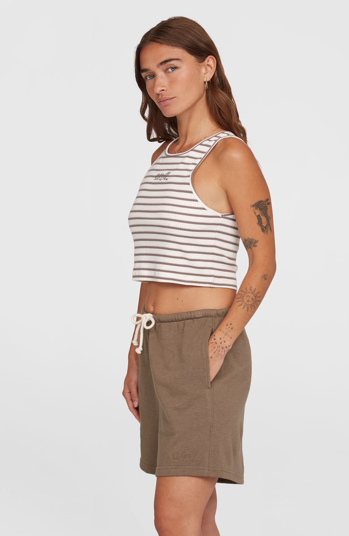 Jess Rib Tanktop für Damen, weiß mit Streifenmuster in Braun, Seitenansicht am Model