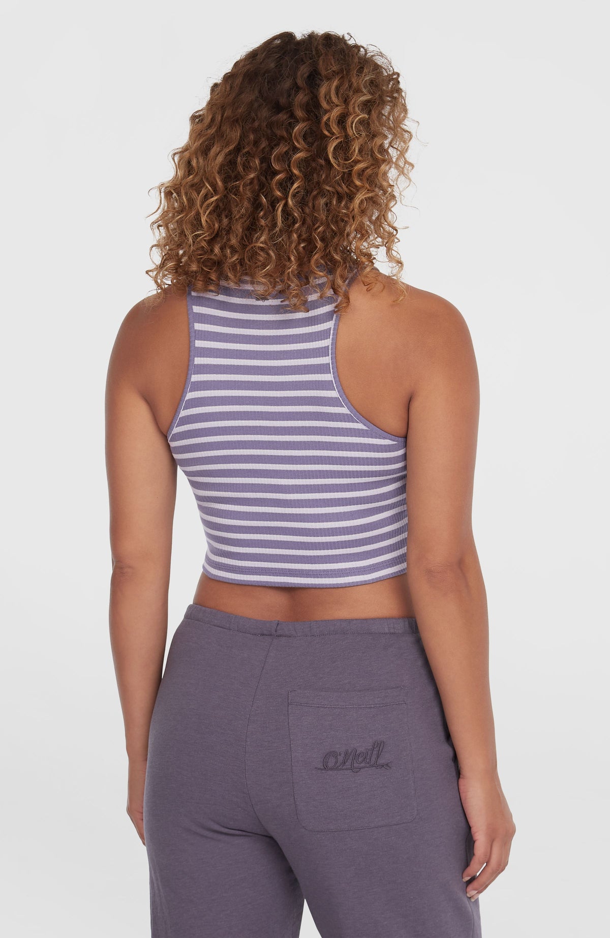 Jess Rib Tanktop für Damen, lila mit Streifenmuster in Weiß, Rückansicht getragen am Model