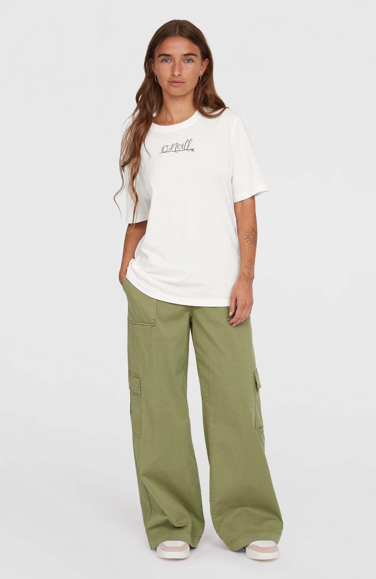 Essentials Script T-Shirt für Damen, weiß mit Logo-Print in Grau, getragen am Model in Ganzkörperansicht
