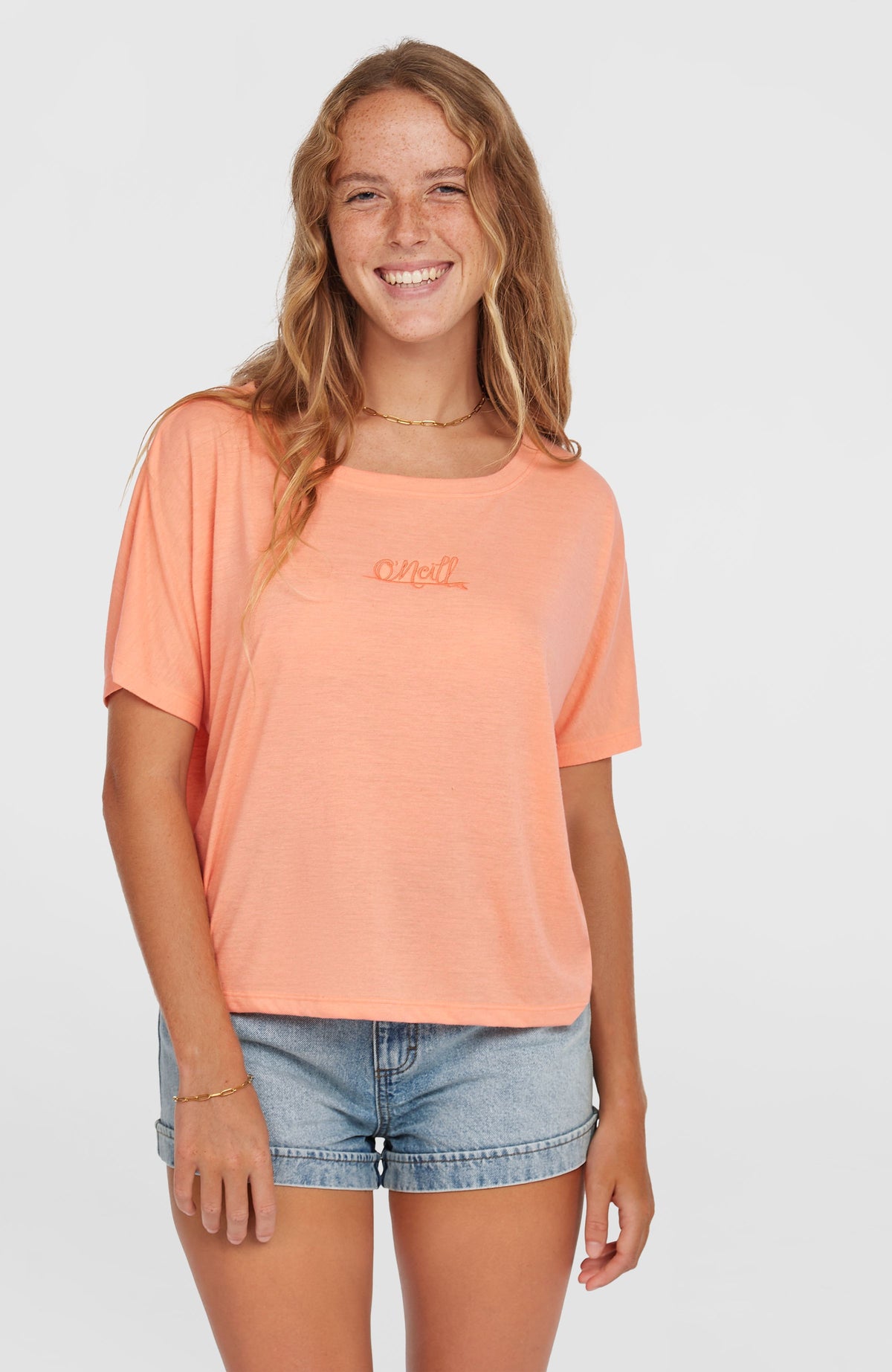O'Neill Essentials Script T-Shirt in Drape-Optik für Damen, pink, Vorderansicht am Model