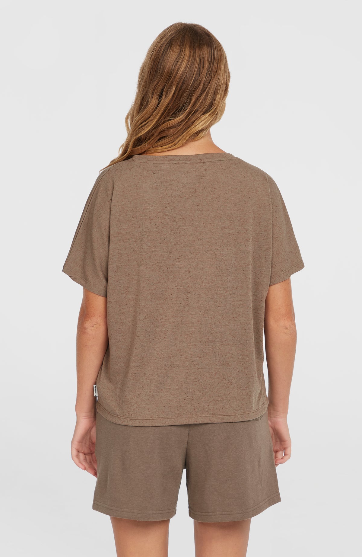 Essentials Script T-Shirt in Drape-Optik für Damen, braun, Rückansicht am Model mit Logo-Fähnchen