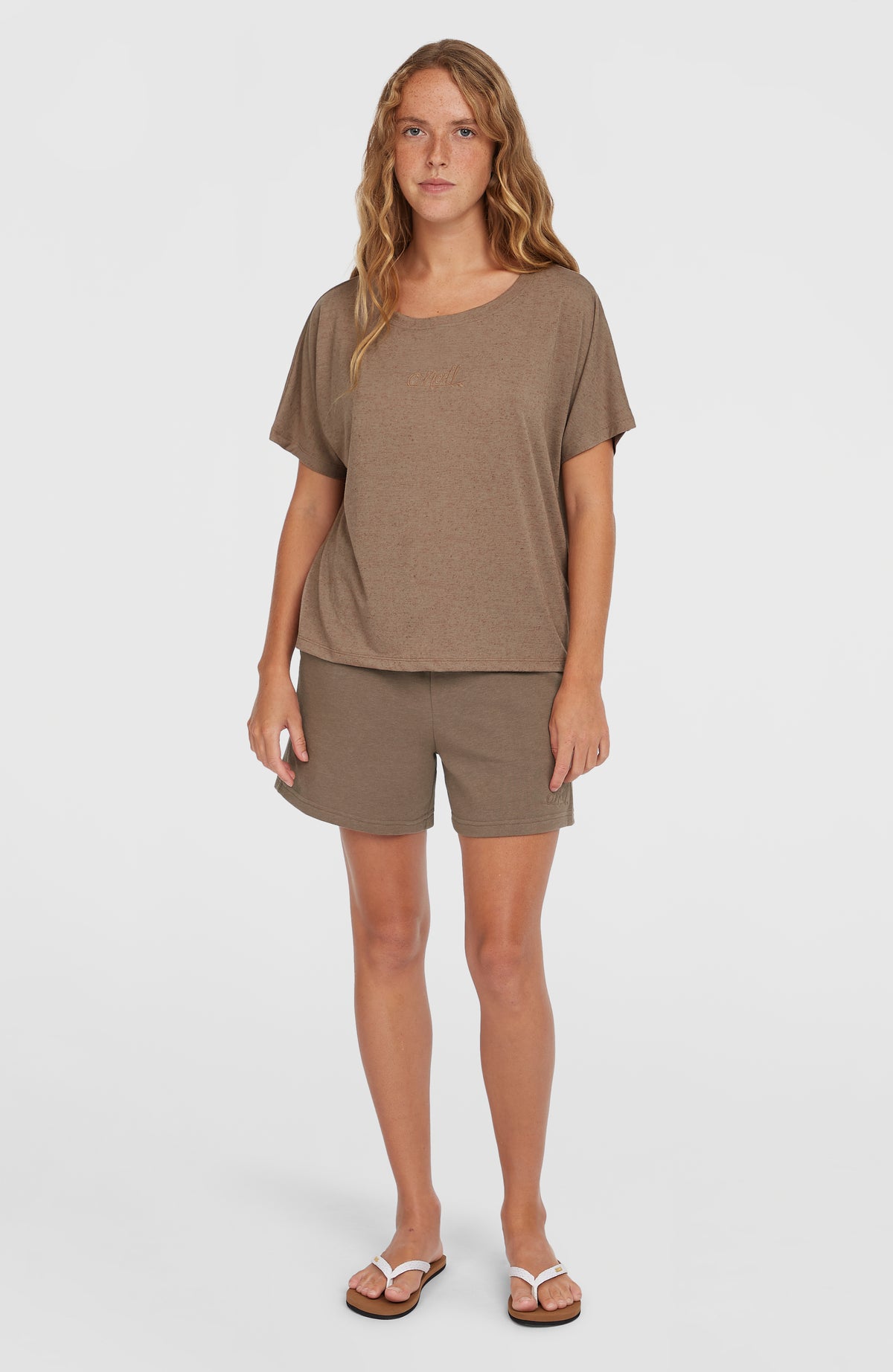 Essentials Script T-Shirt in Drape-Optik für Damen, braun, Ganzkörperansicht am Model von vorne