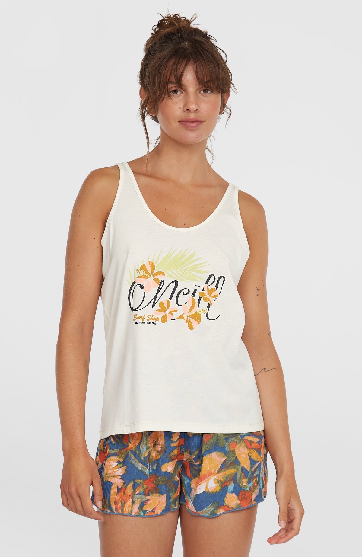 O'Neill Luana Graphic Tanktop für Damen, weiß mit Logo-Print in Orange und Schwarz, Vorderansicht am Model