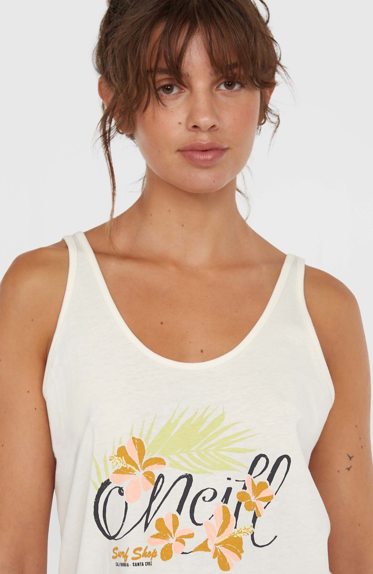 Luana Graphic Tanktop für Damen, weiß, Nahaufnahme von Ausschnitt und Logo-Print am Model