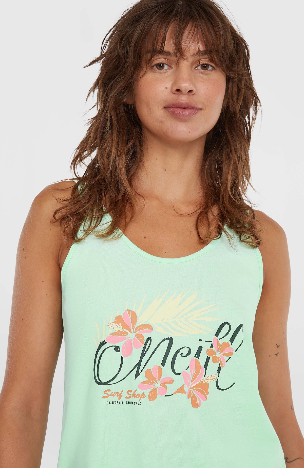 Luana Graphic Tanktop für Damen, grün mit Logo-Print in Rosa und Dunkelblau, Nahaufnahme am Model