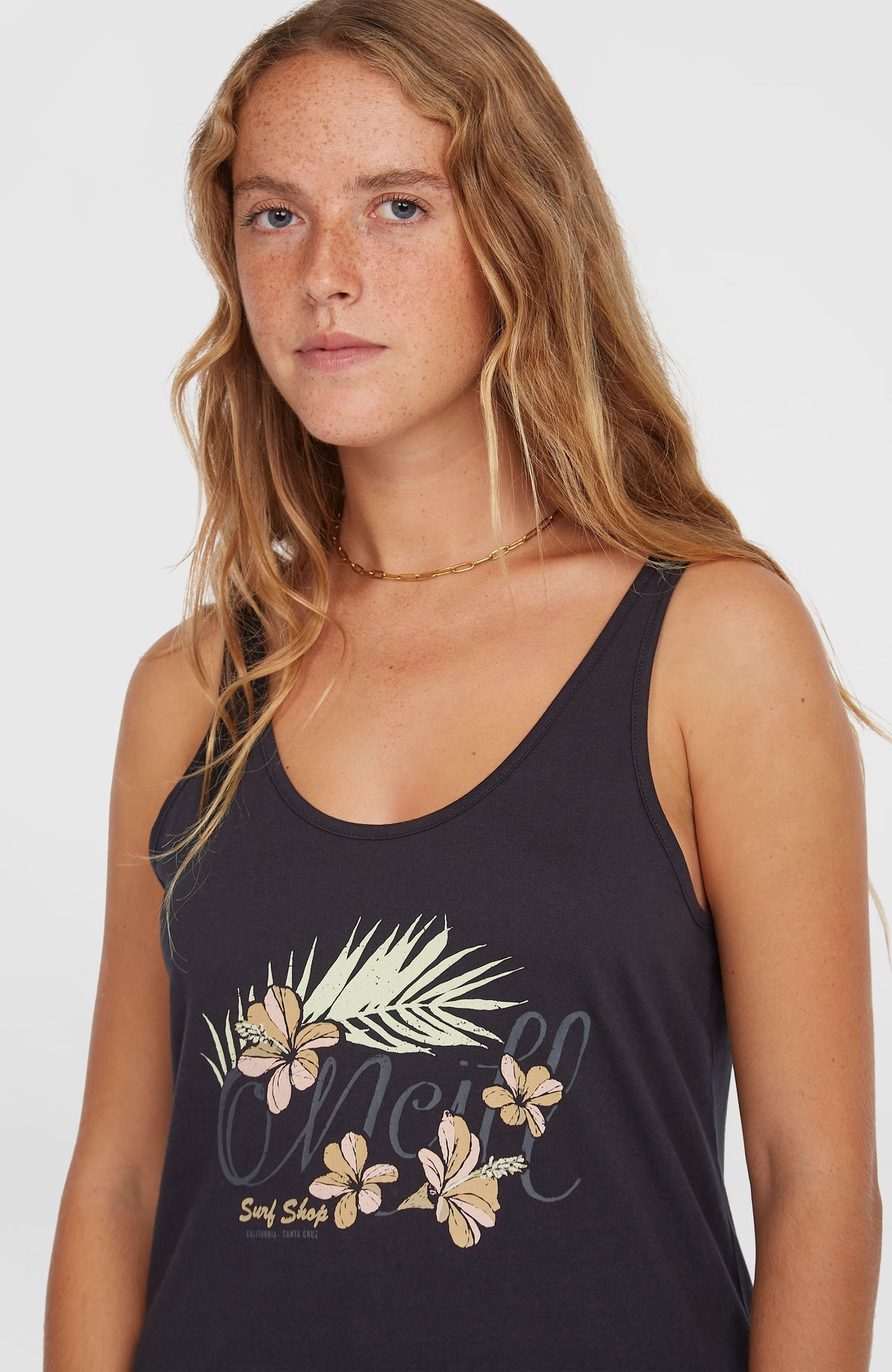 Luana Graphic Tanktop für Damen, schwarz mit Blumen-Print in Orange und Grün, Nahaufnahme am Model mit Ausschnitt