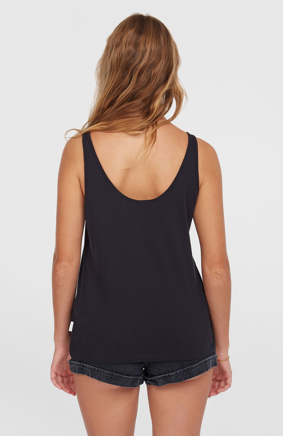 Luana Graphic Tanktop für Damen, schwarz mit Blumen-Print in Orange und Grün, Rückansicht am Model mit weitem Ausschnitt