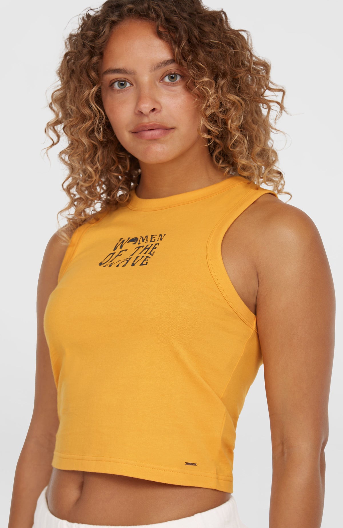 Nahaufnahme des Rundhalsausschnitts am orangen Women of the Wave Tanktop mit Grafik-Print in Schwarz