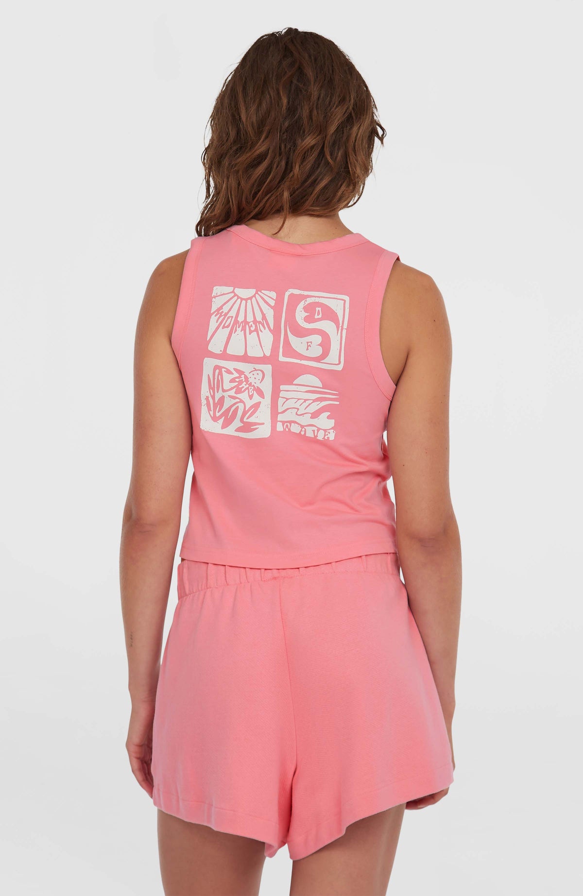 Women of the Wave Tanktop für Damen, pink mit großem Grafik-Print in Weiß, Rückansicht am Model